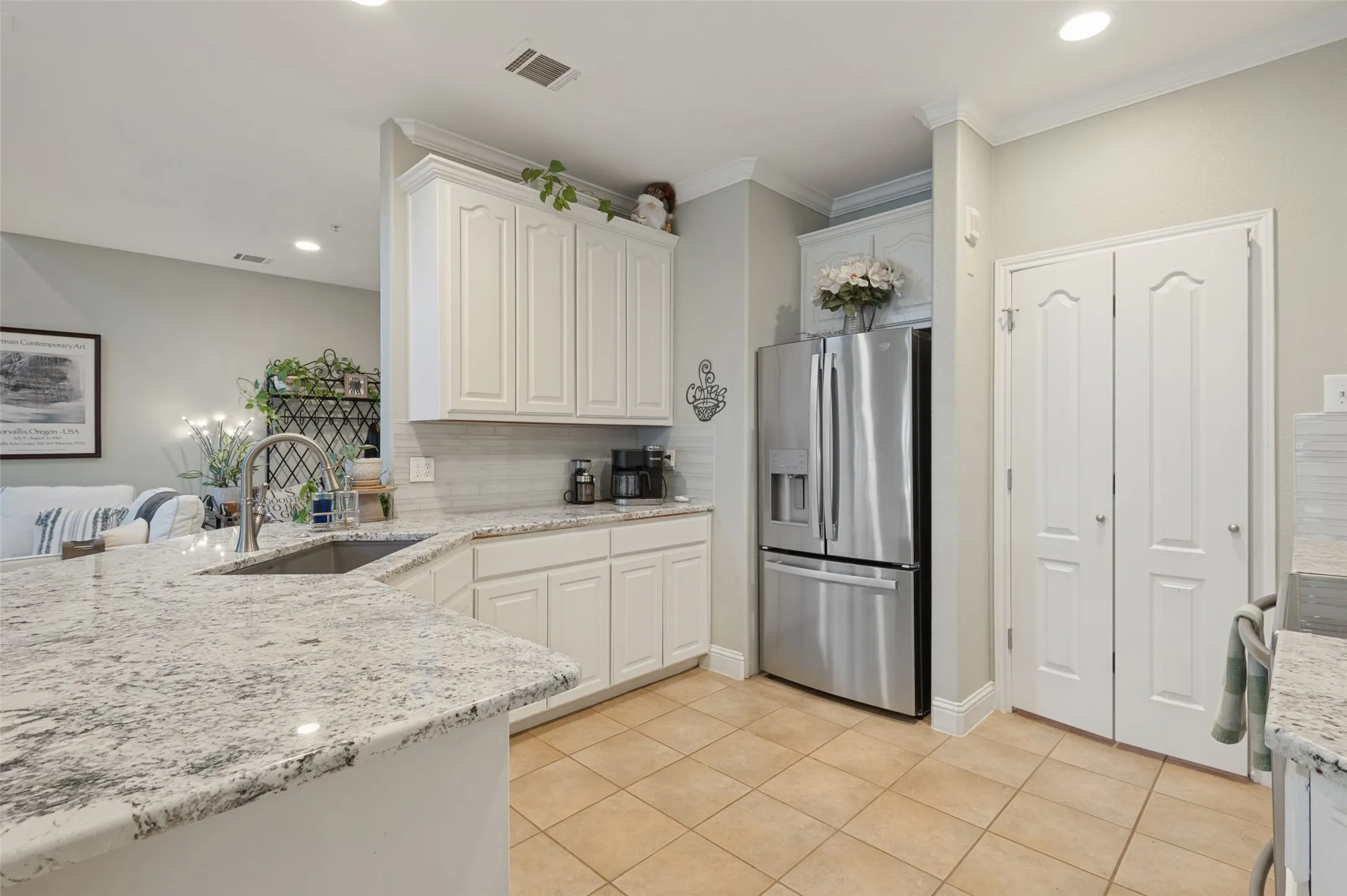 Townhouse For Sale in Tarrant County , 604 Jamboree Way, Euless, Texas 76039, 2 Bedroom, 3 Bathroom, 2 Garage spaces, 1,242 Sqft, built in 2002, mls#21403171, Real Estate Agent in Euless, Homes For Sale in Tarrant county, Homes For Sale in Euless, Realtor in Euless Texas, Real Estate Brokerage Independent Realty Texas, Luminita Cordes Realtor