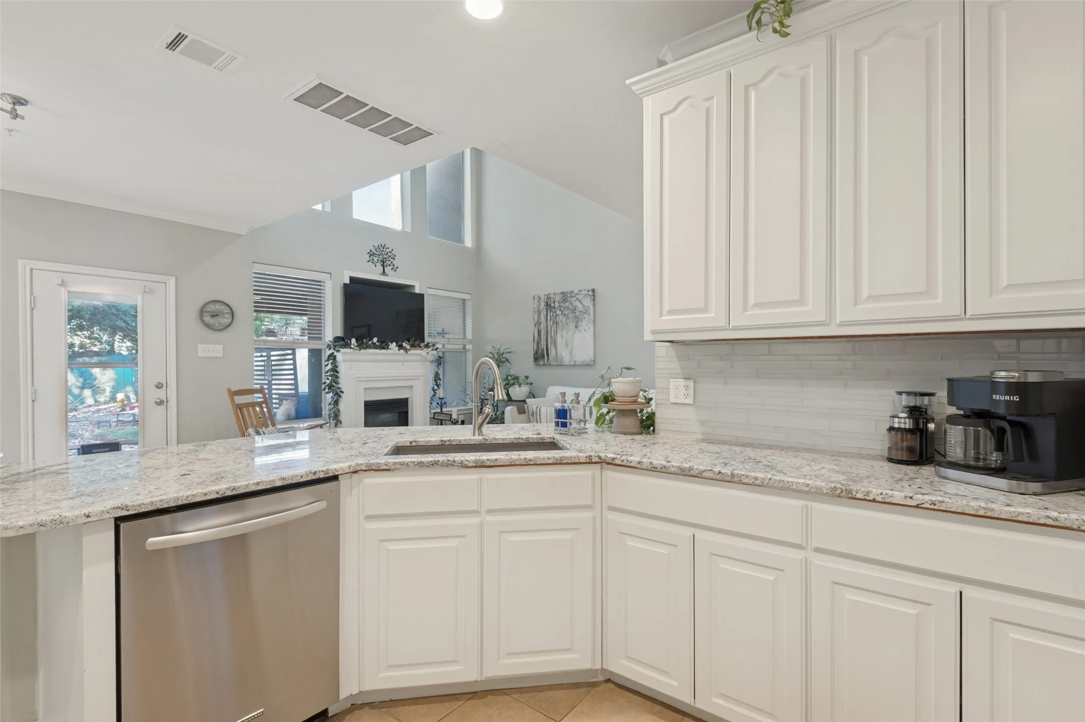 Townhouse For Sale in Tarrant County , 604 Jamboree Way, Euless, Texas 76039, 2 Bedroom, 3 Bathroom, 2 Garage spaces, 1,242 Sqft, built in 2002, mls#21403171, Real Estate Agent in Euless, Homes For Sale in Tarrant county, Homes For Sale in Euless, Realtor in Euless Texas, Real Estate Brokerage Independent Realty Texas, Luminita Cordes Realtor