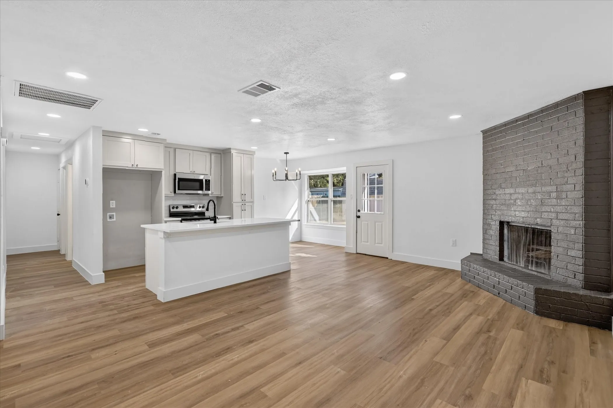 Single Family Residence For Sale in Tarrant County , 6208 Kary Lynn Drive S, Watauga, Texas 76148, 3 Bedroom, 2 Bathroom, Garage spaces, 1,487 Sqft, built in 1980, mls#21399715, Real Estate Agent in Watauga, Homes For Sale in Tarrant county, Homes For Sale in Watauga, Realtor in Watauga Texas, Real Estate Brokerage Independent Realty Texas, Luminita Cordes Realtor