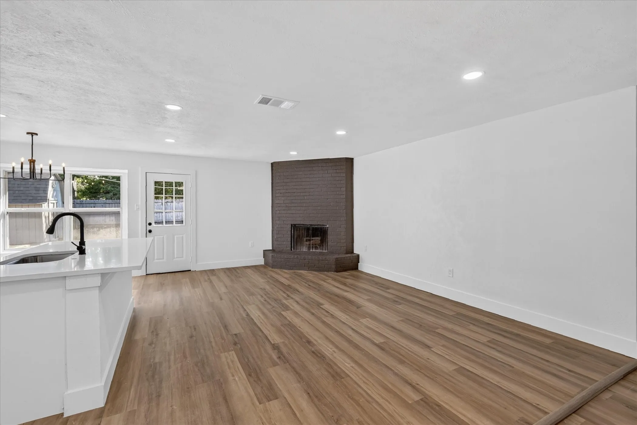 Single Family Residence For Sale in Tarrant County , 6208 Kary Lynn Drive S, Watauga, Texas 76148, 3 Bedroom, 2 Bathroom, Garage spaces, 1,487 Sqft, built in 1980, mls#21399715, Real Estate Agent in Watauga, Homes For Sale in Tarrant county, Homes For Sale in Watauga, Realtor in Watauga Texas, Real Estate Brokerage Independent Realty Texas, Luminita Cordes Realtor