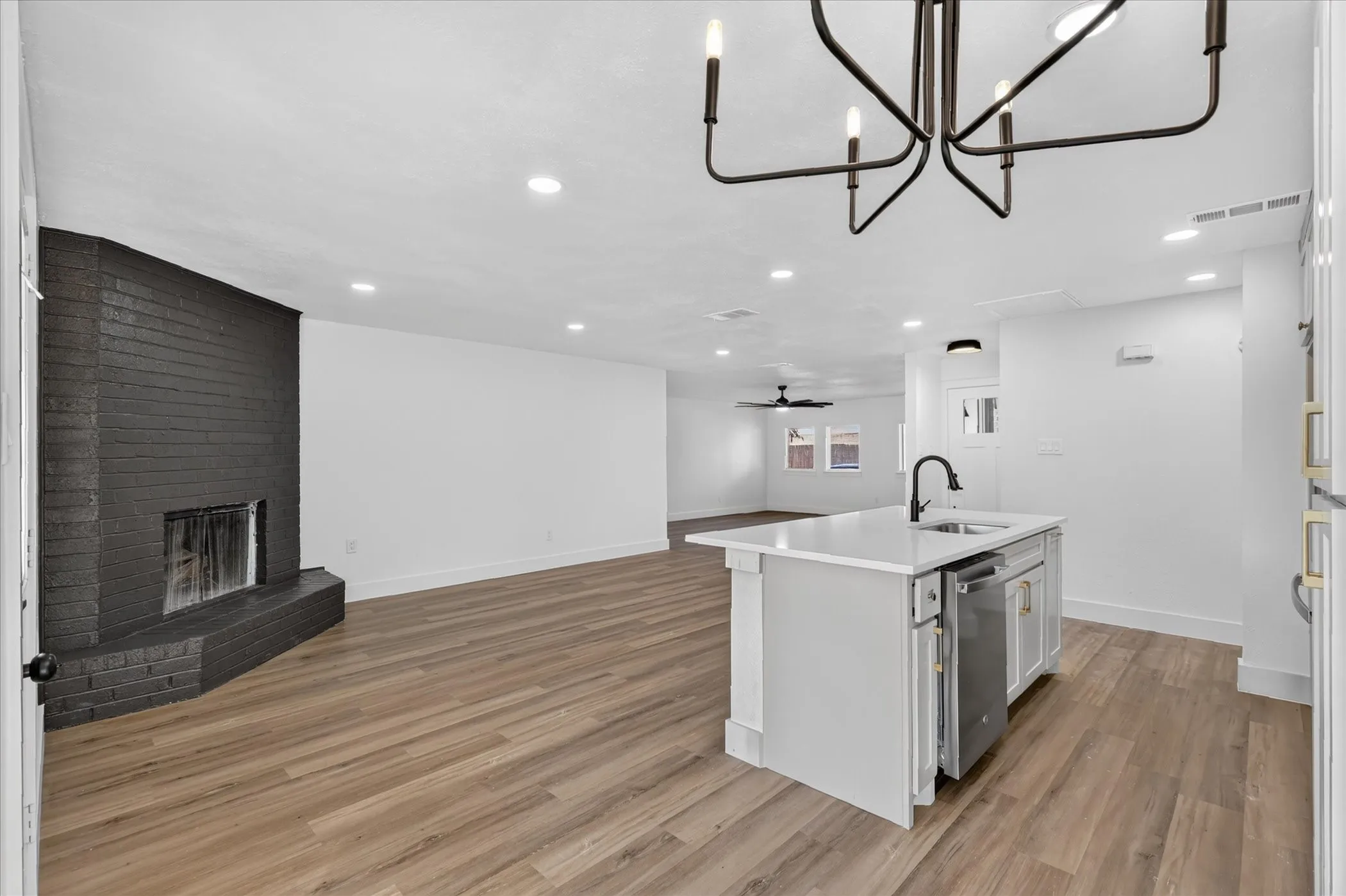 Single Family Residence For Sale in Tarrant County , 6208 Kary Lynn Drive S, Watauga, Texas 76148, 3 Bedroom, 2 Bathroom, Garage spaces, 1,487 Sqft, built in 1980, mls#21399715, Real Estate Agent in Watauga, Homes For Sale in Tarrant county, Homes For Sale in Watauga, Realtor in Watauga Texas, Real Estate Brokerage Independent Realty Texas, Luminita Cordes Realtor