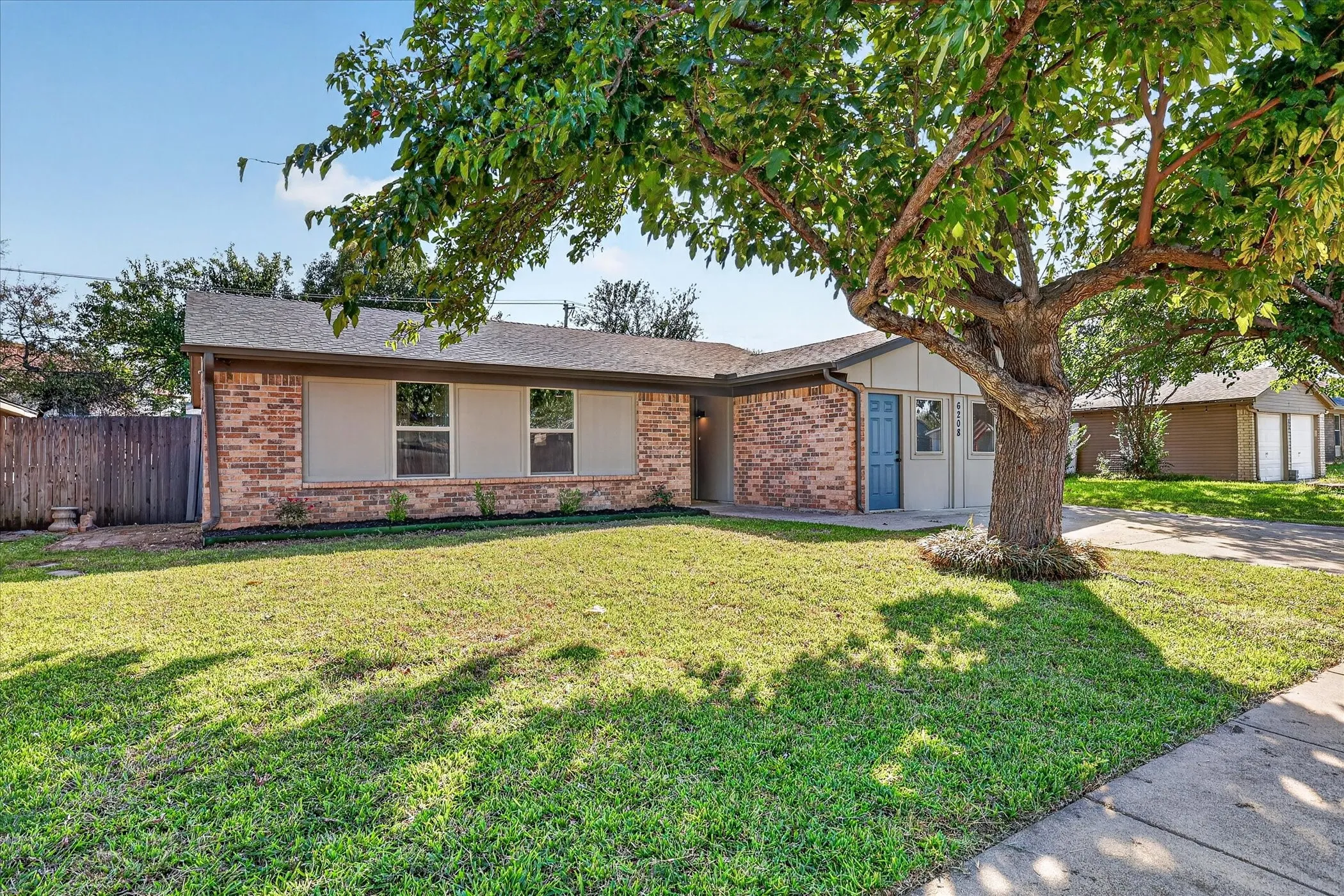 Single Family Residence For Sale in Tarrant County , 6208 Kary Lynn Drive S, Watauga, Texas 76148, 3 Bedroom, 2 Bathroom, Garage spaces, 1,487 Sqft, built in 1980, mls#21399715, Real Estate Agent in Watauga, Homes For Sale in Tarrant county, Homes For Sale in Watauga, Realtor in Watauga Texas, Real Estate Brokerage Independent Realty Texas, Luminita Cordes Realtor