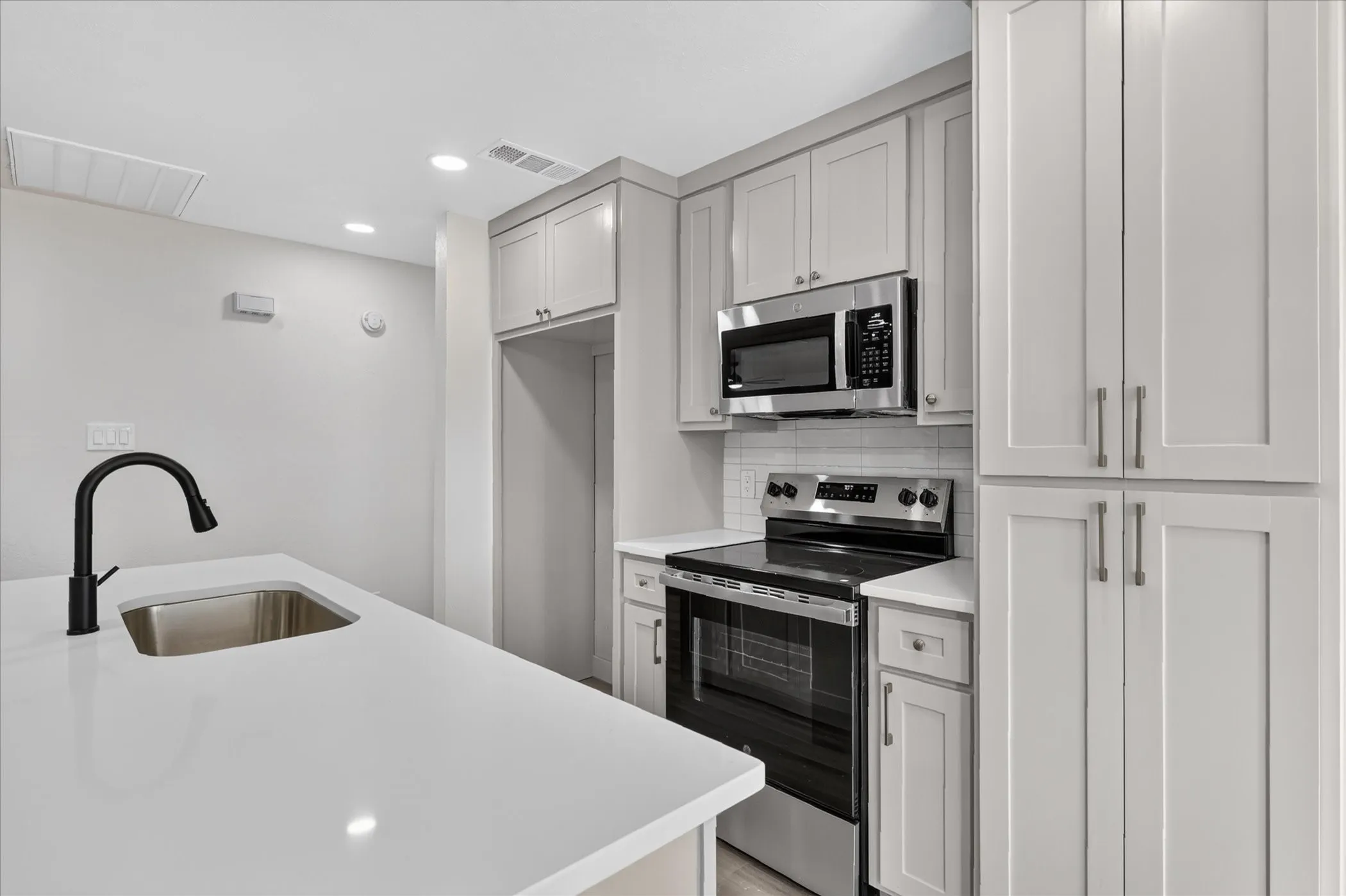 Single Family Residence For Sale in Tarrant County , 6208 Kary Lynn Drive S, Watauga, Texas 76148, 3 Bedroom, 2 Bathroom, Garage spaces, 1,487 Sqft, built in 1980, mls#21399715, Real Estate Agent in Watauga, Homes For Sale in Tarrant county, Homes For Sale in Watauga, Realtor in Watauga Texas, Real Estate Brokerage Independent Realty Texas, Luminita Cordes Realtor