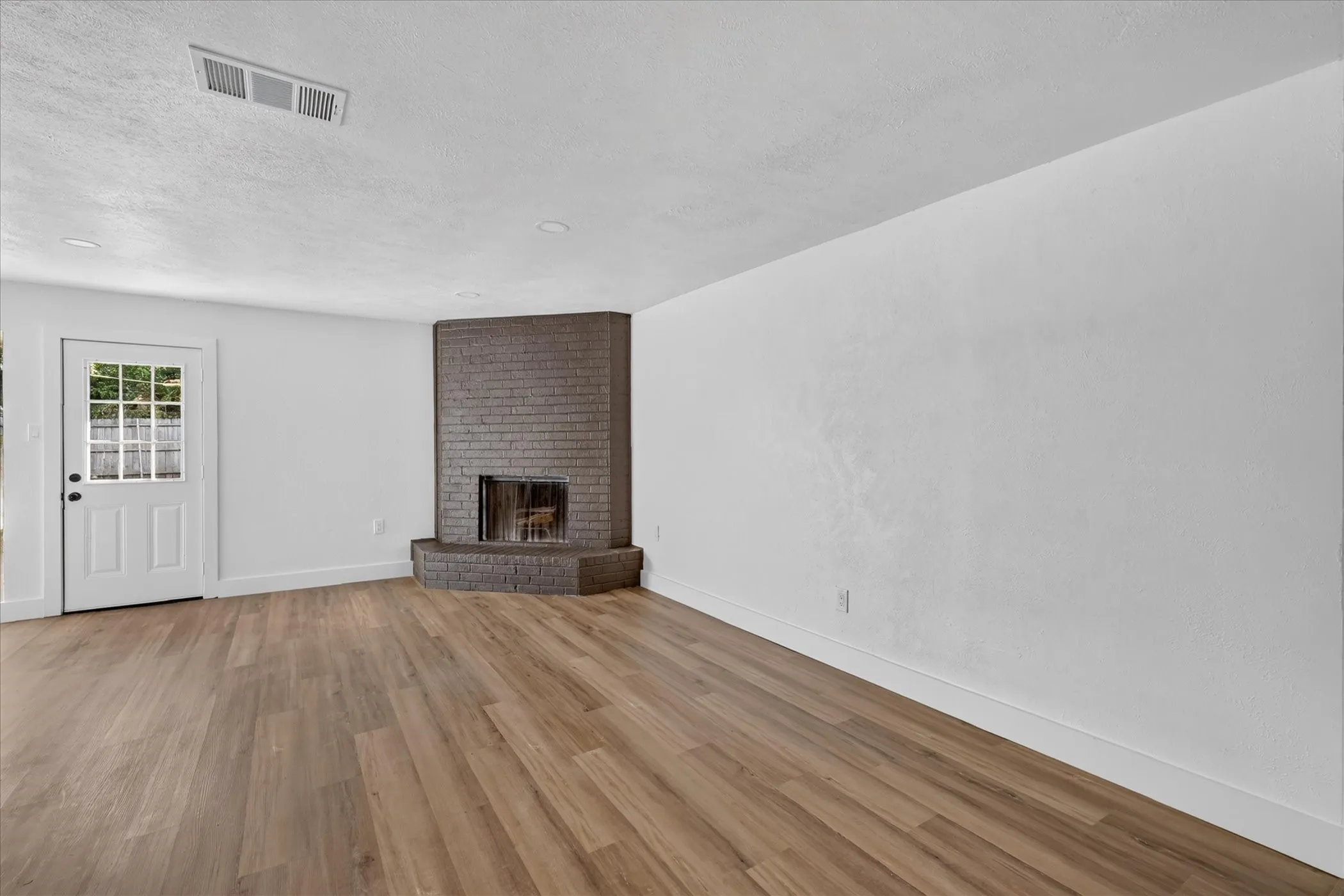 Single Family Residence For Sale in Tarrant County , 6208 Kary Lynn Drive S, Watauga, Texas 76148, 3 Bedroom, 2 Bathroom, Garage spaces, 1,487 Sqft, built in 1980, mls#21399715, Real Estate Agent in Watauga, Homes For Sale in Tarrant county, Homes For Sale in Watauga, Realtor in Watauga Texas, Real Estate Brokerage Independent Realty Texas, Luminita Cordes Realtor