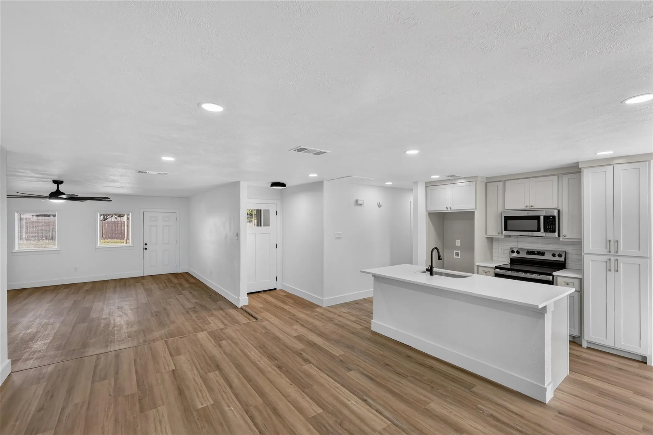 Single Family Residence For Sale in Tarrant County , 6208 Kary Lynn Drive S, Watauga, Texas 76148, 3 Bedroom, 2 Bathroom, Garage spaces, 1,487 Sqft, built in 1980, mls#21399715, Real Estate Agent in Watauga, Homes For Sale in Tarrant county, Homes For Sale in Watauga, Realtor in Watauga Texas, Real Estate Brokerage Independent Realty Texas, Luminita Cordes Realtor