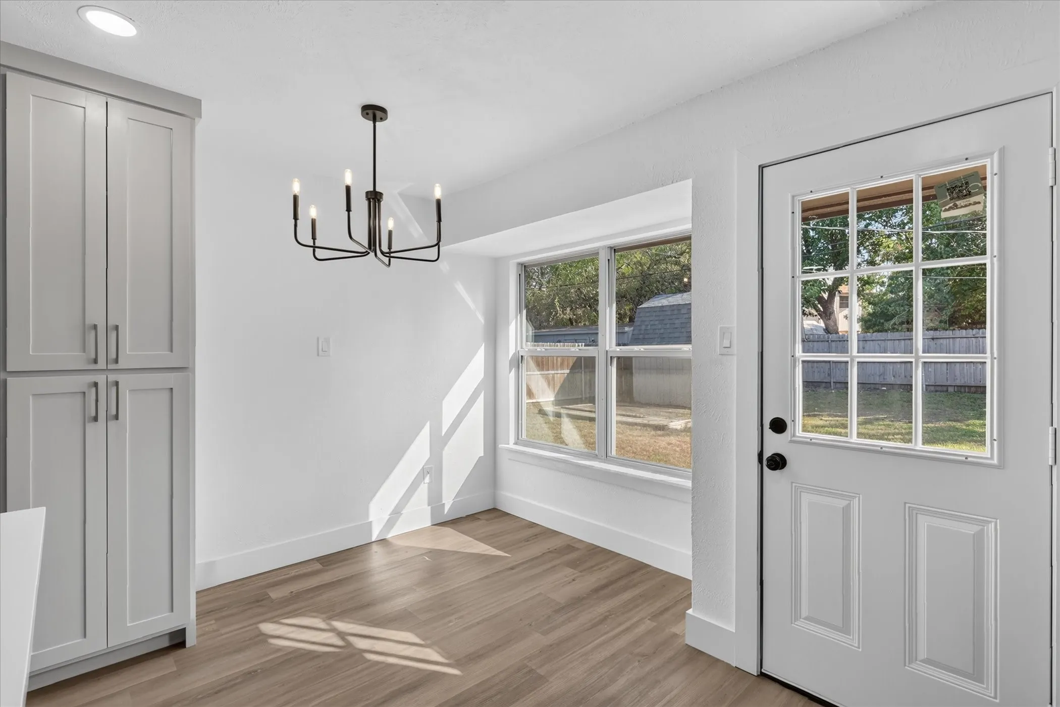 Single Family Residence For Sale in Tarrant County , 6208 Kary Lynn Drive S, Watauga, Texas 76148, 3 Bedroom, 2 Bathroom, Garage spaces, 1,487 Sqft, built in 1980, mls#21399715, Real Estate Agent in Watauga, Homes For Sale in Tarrant county, Homes For Sale in Watauga, Realtor in Watauga Texas, Real Estate Brokerage Independent Realty Texas, Luminita Cordes Realtor