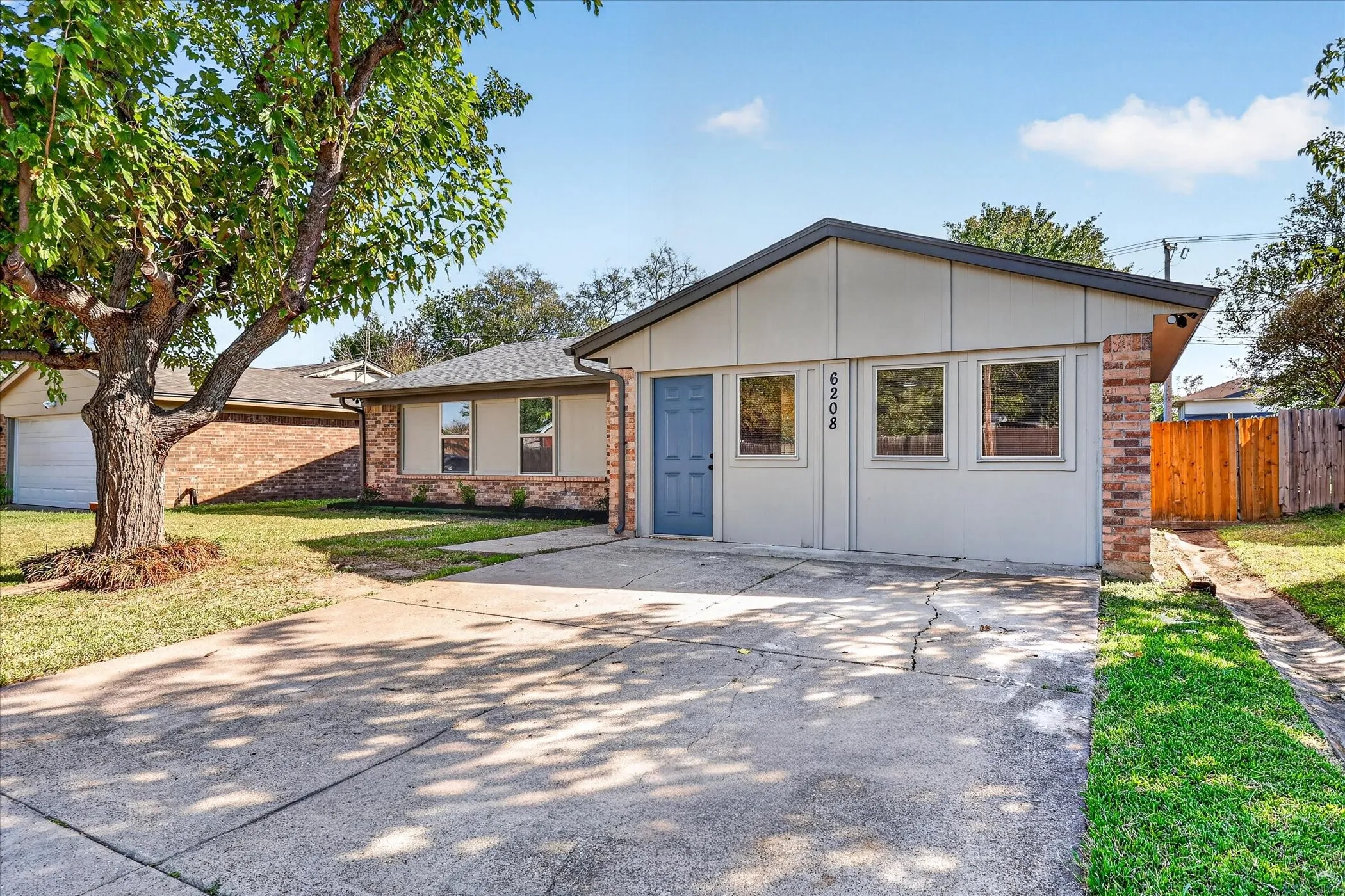 Single Family Residence For Sale in Tarrant County , 6208 Kary Lynn Drive S, Watauga, Texas 76148, 3 Bedroom, 2 Bathroom, Garage spaces, 1,487 Sqft, built in 1980, mls#21399715, Real Estate Agent in Watauga, Homes For Sale in Tarrant county, Homes For Sale in Watauga, Realtor in Watauga Texas, Real Estate Brokerage Independent Realty Texas, Luminita Cordes Realtor