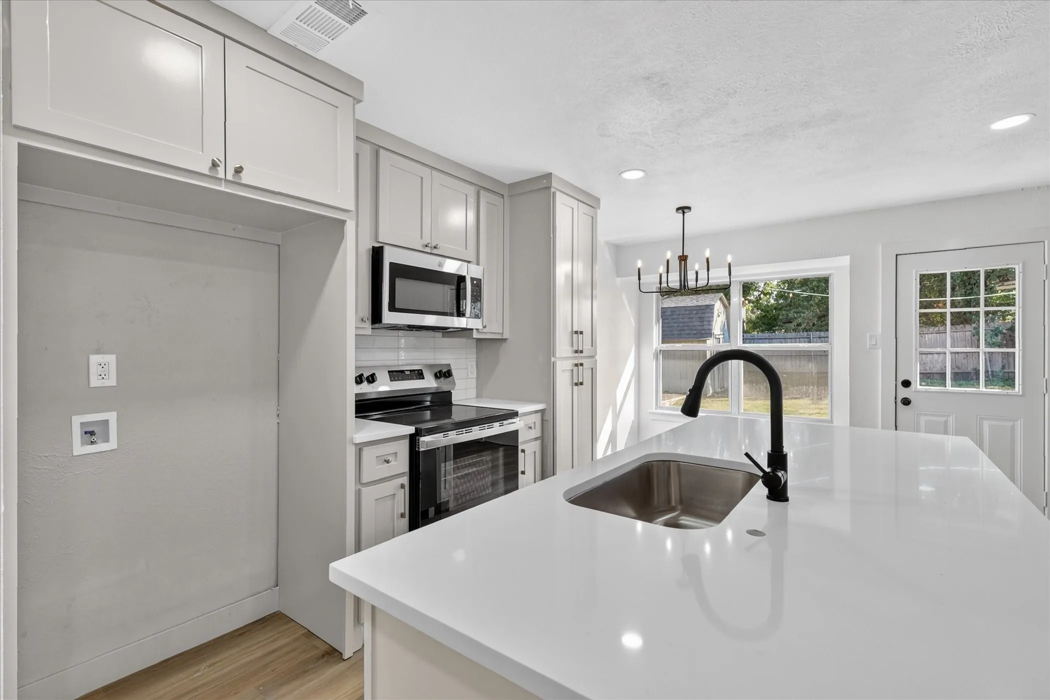 Single Family Residence For Sale in Tarrant County , 6208 Kary Lynn Drive S, Watauga, Texas 76148, 3 Bedroom, 2 Bathroom, Garage spaces, 1,487 Sqft, built in 1980, mls#21399715, Real Estate Agent in Watauga, Homes For Sale in Tarrant county, Homes For Sale in Watauga, Realtor in Watauga Texas, Real Estate Brokerage Independent Realty Texas, Luminita Cordes Realtor