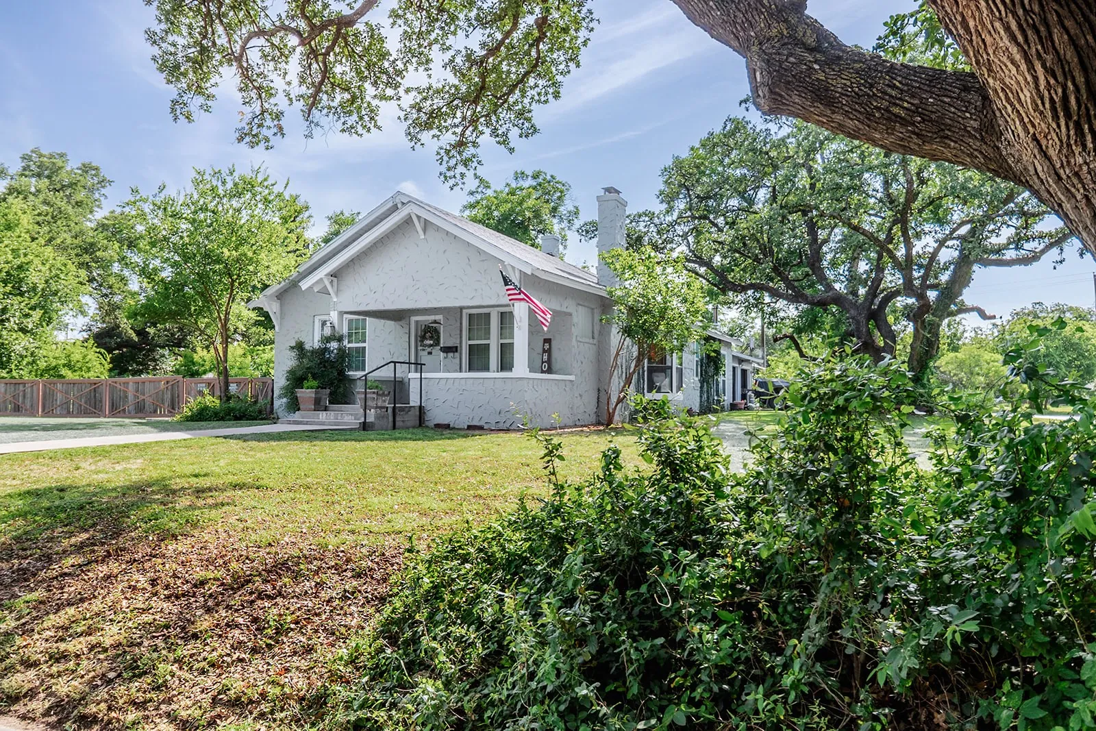 Single Family Residence For Sale in Mc Culloch County , 1800 S China Street, Brady, Texas 76825, 4 Bedroom, 3 Bathroom, 2 Garage spaces, 3,424 Sqft, built in 1950, mls#21407024, Real Estate Agent in Brady, Homes For Sale in Mc Culloch county, Homes For Sale in Brady, Realtor in Brady Texas, Real Estate Brokerage Independent Realty Texas, Luminita Cordes Realtor
