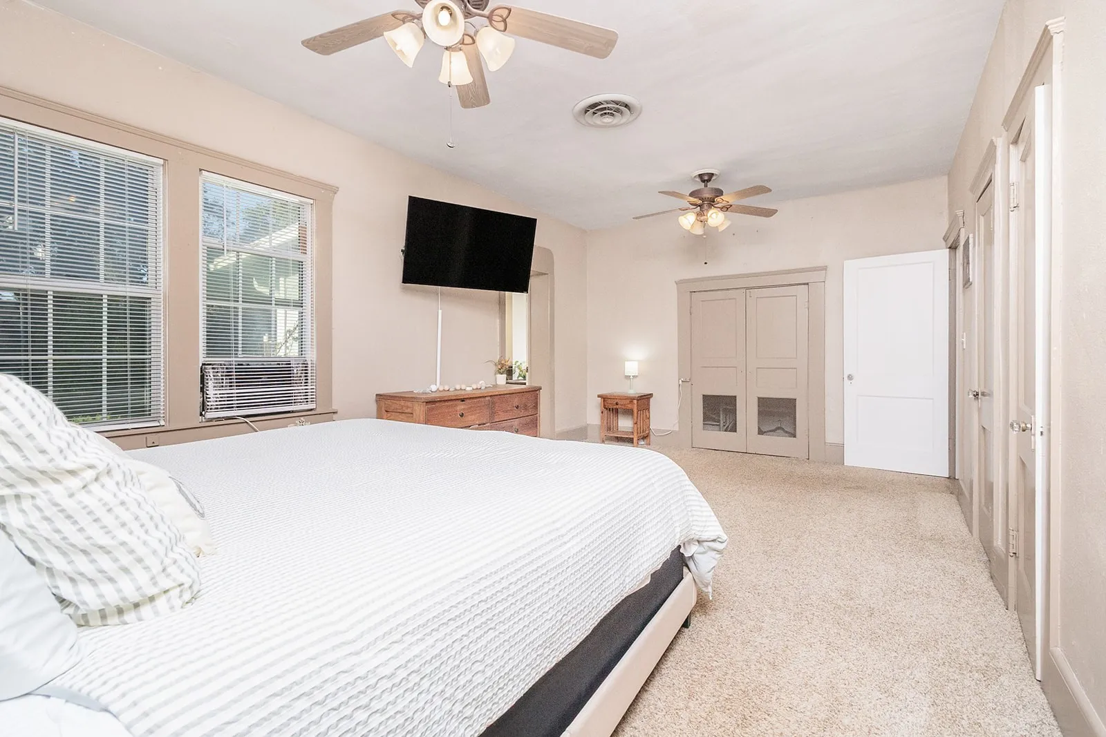 Single Family Residence For Sale in Mc Culloch County , 1800 S China Street, Brady, Texas 76825, 4 Bedroom, 3 Bathroom, 2 Garage spaces, 3,424 Sqft, built in 1950, mls#21407024, Real Estate Agent in Brady, Homes For Sale in Mc Culloch county, Homes For Sale in Brady, Realtor in Brady Texas, Real Estate Brokerage Independent Realty Texas, Luminita Cordes Realtor
