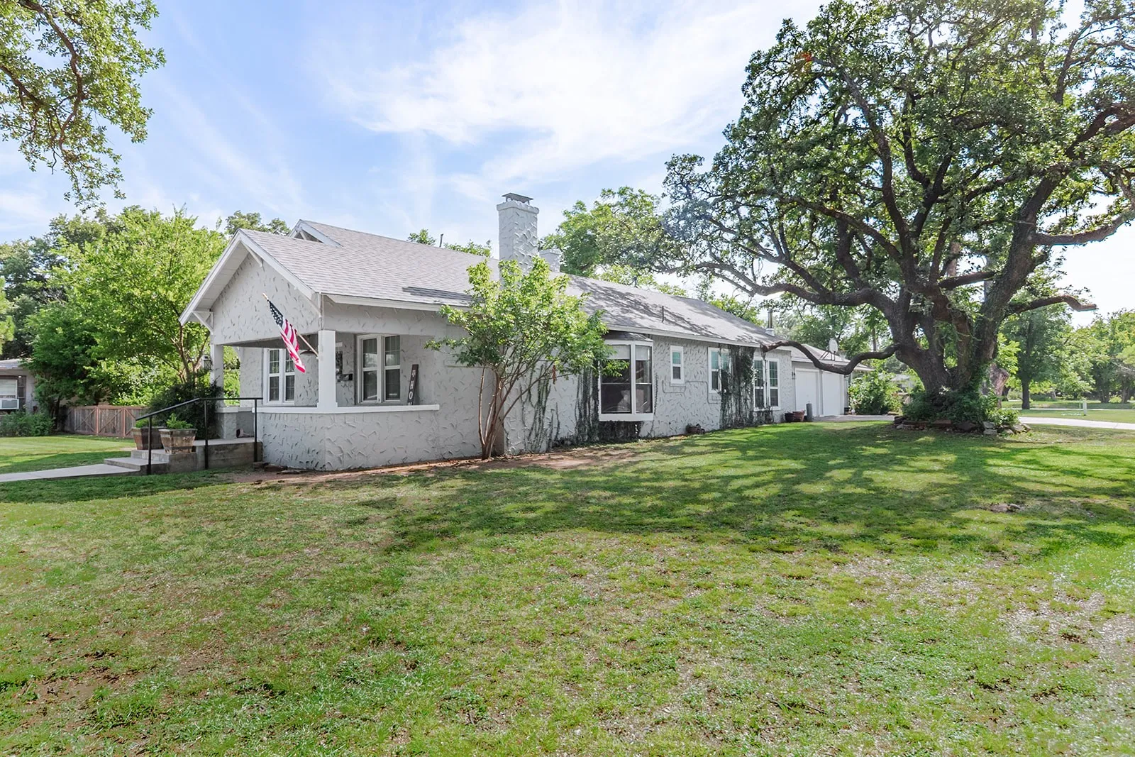 Single Family Residence For Sale in Mc Culloch County , 1800 S China Street, Brady, Texas 76825, 4 Bedroom, 3 Bathroom, 2 Garage spaces, 3,424 Sqft, built in 1950, mls#21407024, Real Estate Agent in Brady, Homes For Sale in Mc Culloch county, Homes For Sale in Brady, Realtor in Brady Texas, Real Estate Brokerage Independent Realty Texas, Luminita Cordes Realtor