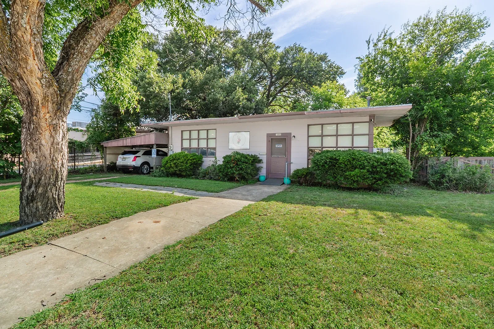 Single Family Residence For Sale in Mc Culloch County , 1800 S China Street, Brady, Texas 76825, 4 Bedroom, 3 Bathroom, 2 Garage spaces, 3,424 Sqft, built in 1950, mls#21407024, Real Estate Agent in Brady, Homes For Sale in Mc Culloch county, Homes For Sale in Brady, Realtor in Brady Texas, Real Estate Brokerage Independent Realty Texas, Luminita Cordes Realtor