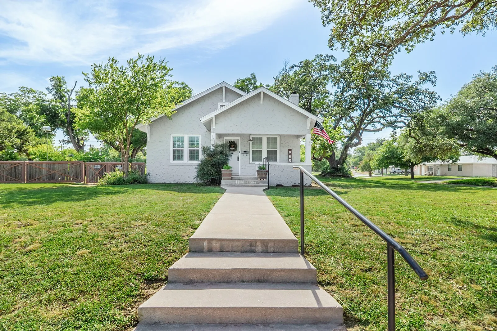 Single Family Residence For Sale in Mc Culloch County , 1800 S China Street, Brady, Texas 76825, 4 Bedroom, 3 Bathroom, 2 Garage spaces, 3,424 Sqft, built in 1950, mls#21407024, Real Estate Agent in Brady, Homes For Sale in Mc Culloch county, Homes For Sale in Brady, Realtor in Brady Texas, Real Estate Brokerage Independent Realty Texas, Luminita Cordes Realtor
