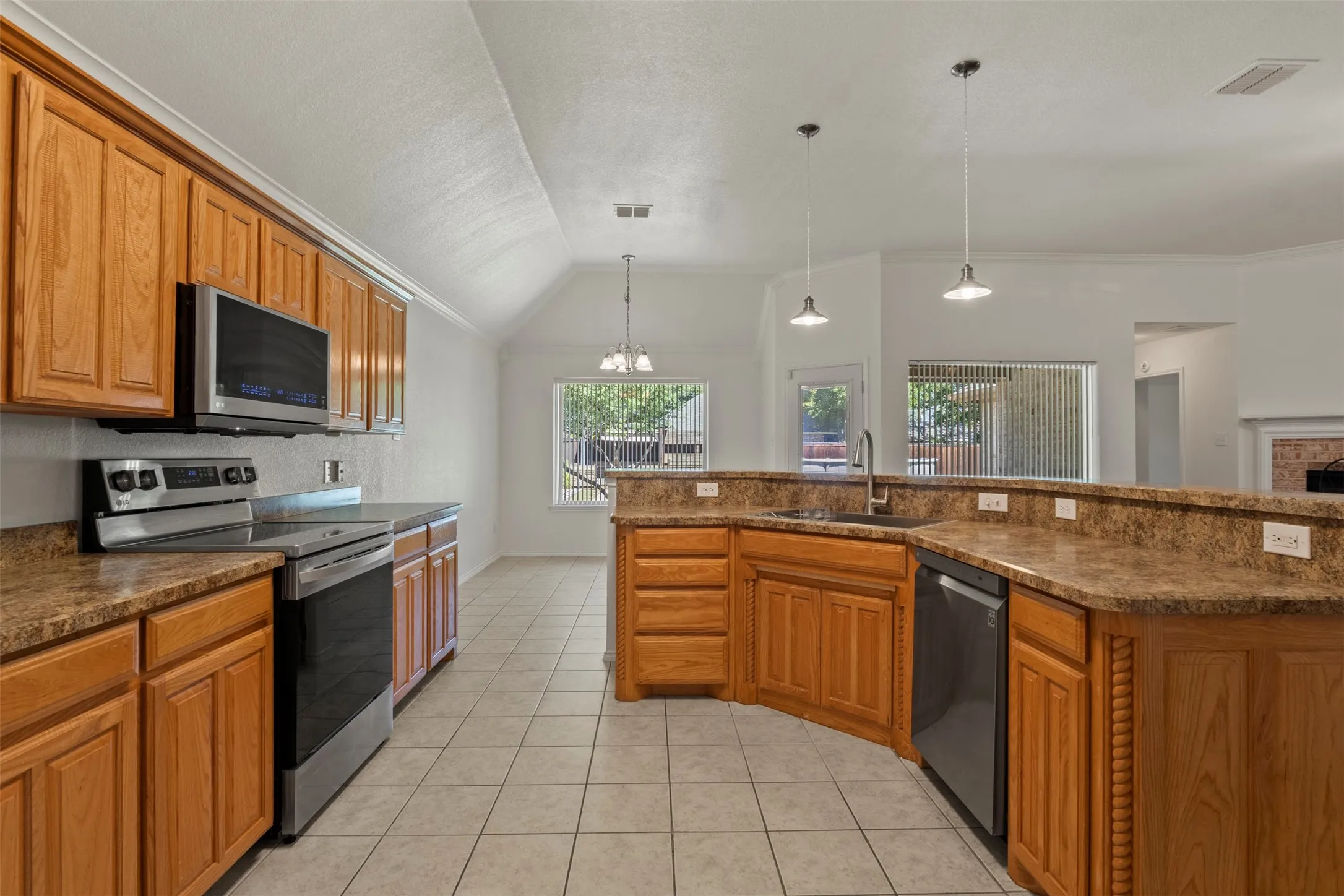 Single Family Residence For Sale in Tarrant County , 7713 Buck Street, North Richland Hills, Texas 76182, 4 Bedroom, 2 Bathroom, 4 Garage spaces, 1,958 Sqft, built in 2005, mls#21405805, Real Estate Agent in North Richland Hills, Homes For Sale in Tarrant county, Homes For Sale in North Richland Hills, Realtor in North Richland Hills Texas, Real Estate Brokerage Independent Realty Texas, Luminita Cordes Realtor