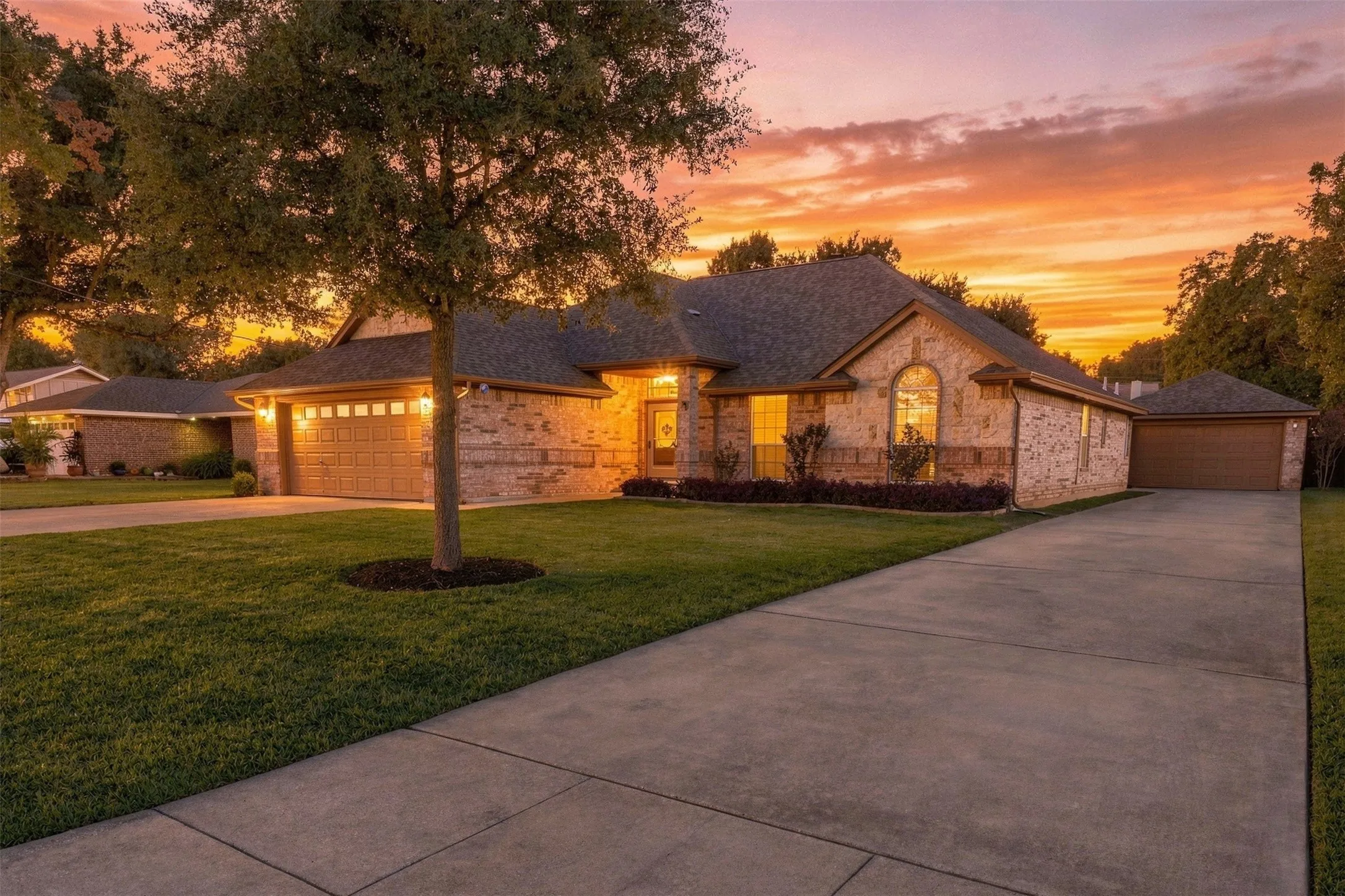 Single Family Residence For Sale in Tarrant County , 7713 Buck Street, North Richland Hills, Texas 76182, 4 Bedroom, 2 Bathroom, 4 Garage spaces, 1,958 Sqft, built in 2005, mls#21405805, Real Estate Agent in North Richland Hills, Homes For Sale in Tarrant county, Homes For Sale in North Richland Hills, Realtor in North Richland Hills Texas, Real Estate Brokerage Independent Realty Texas, Luminita Cordes Realtor