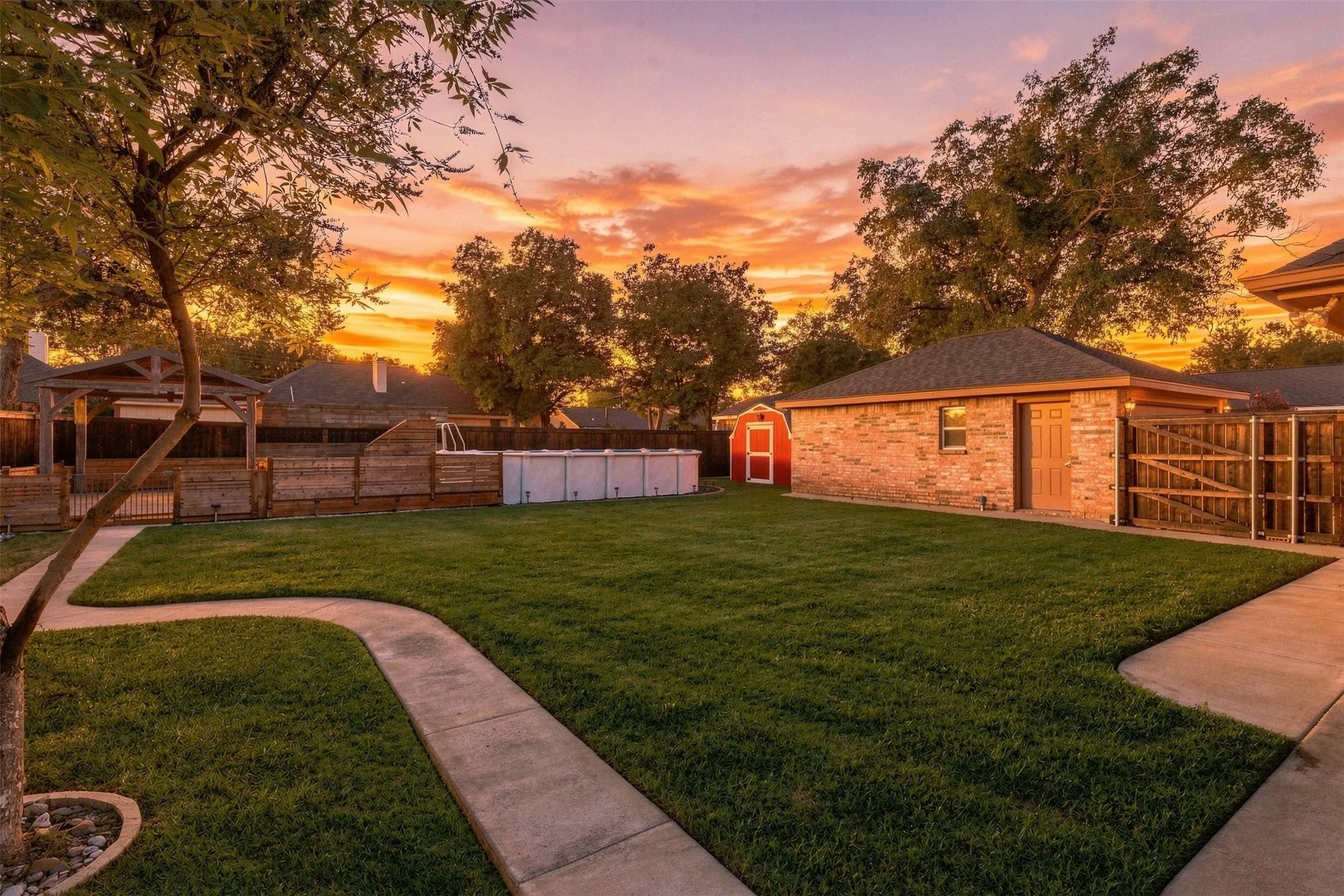 Single Family Residence For Sale in Tarrant County , 7713 Buck Street, North Richland Hills, Texas 76182, 4 Bedroom, 2 Bathroom, 4 Garage spaces, 1,958 Sqft, built in 2005, mls#21405805, Real Estate Agent in North Richland Hills, Homes For Sale in Tarrant county, Homes For Sale in North Richland Hills, Realtor in North Richland Hills Texas, Real Estate Brokerage Independent Realty Texas, Luminita Cordes Realtor