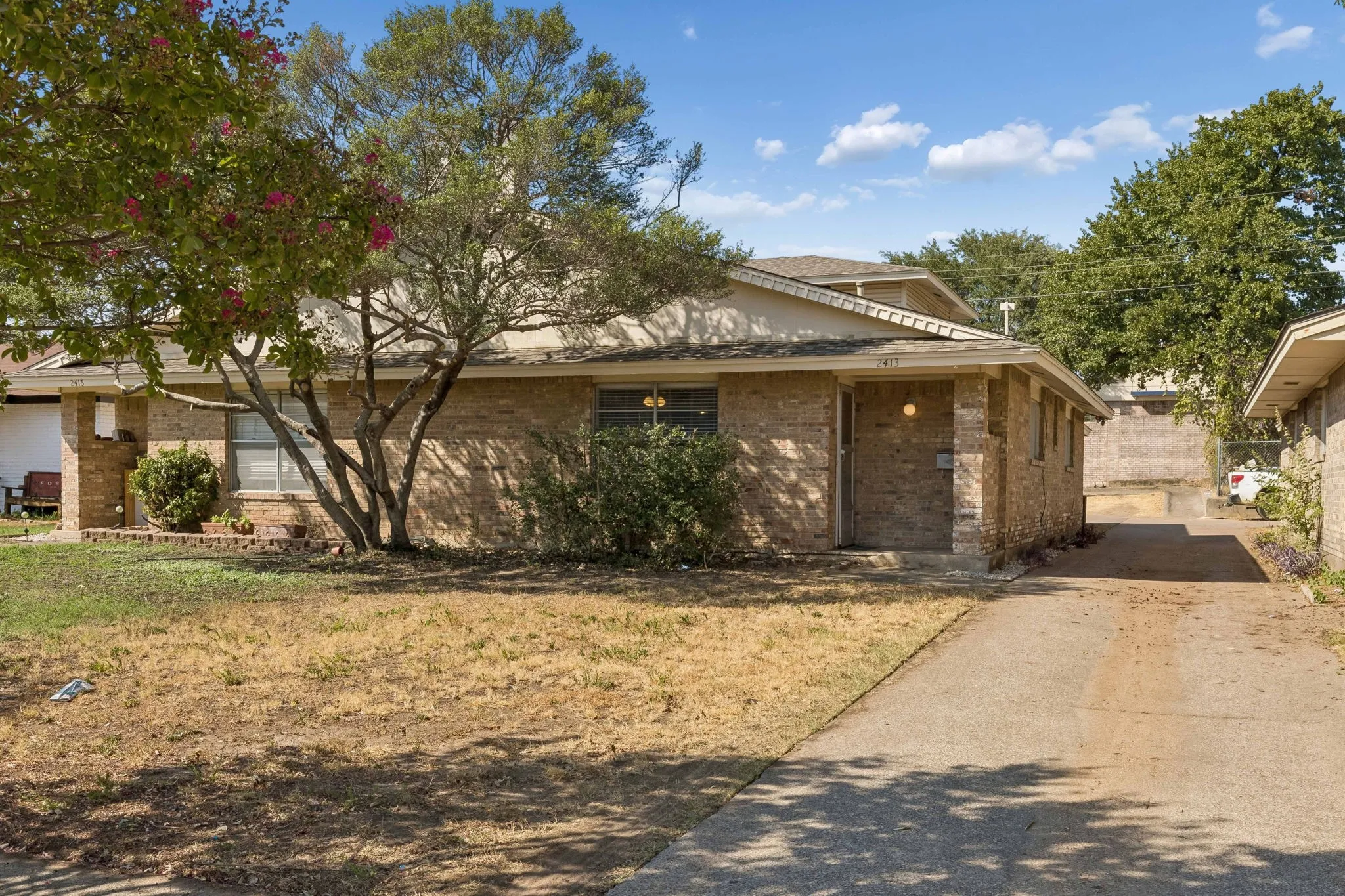 Duplex For Rent in Dallas County , 2413 Woodoak Court, Irving, Texas 75060, 3 Bedroom, 3 Bathroom, 2 Garage spaces, 1,624 Sqft, built in 1971, mls#21393630, Real Estate Agent in Irving, Homes For Rent in Dallas county, Homes For Rent in Irving, Realtor in Irving Texas, Real Estate Brokerage Independent Realty Texas, Luminita Cordes Realtor