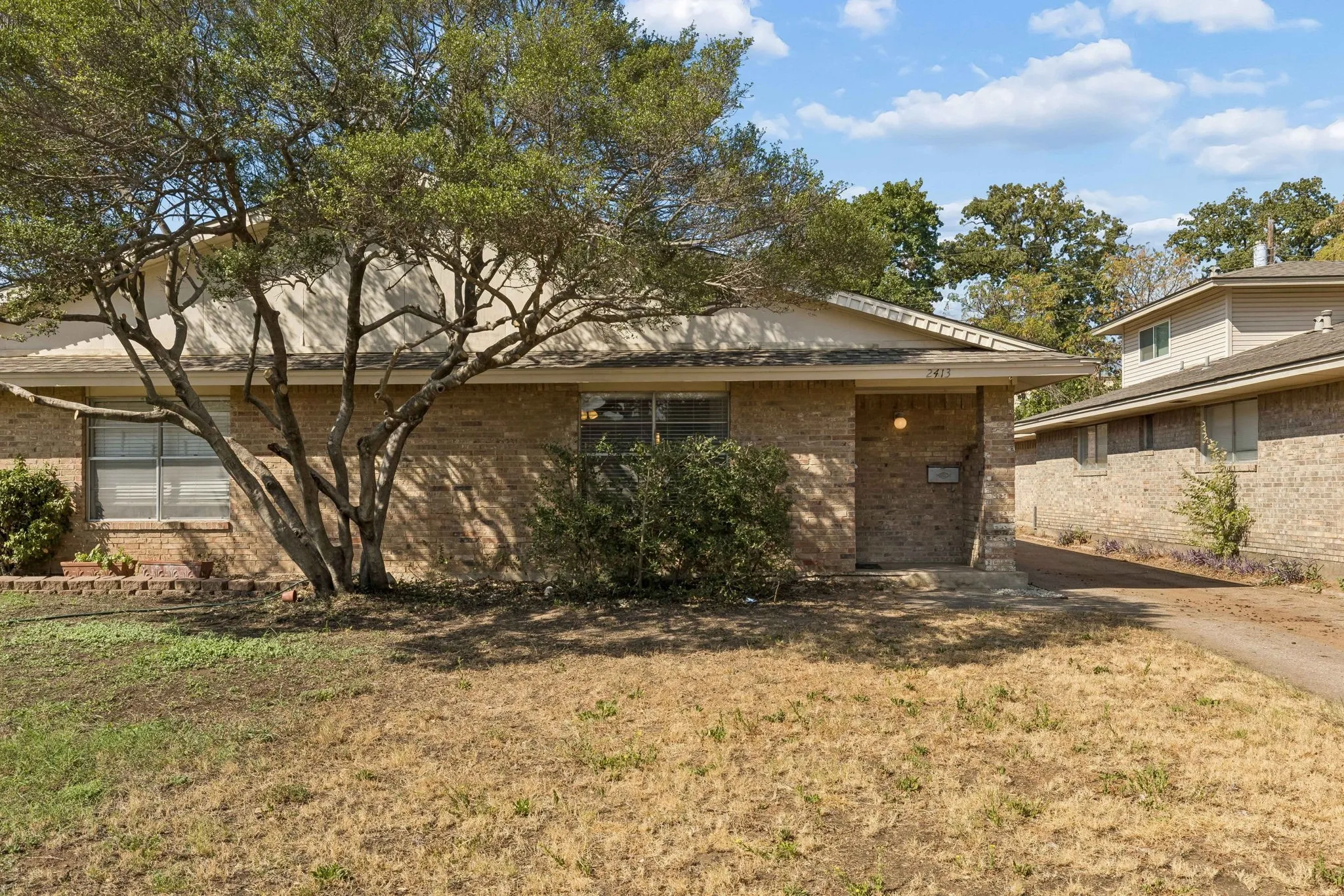 Duplex For Rent in Dallas County , 2413 Woodoak Court, Irving, Texas 75060, 3 Bedroom, 3 Bathroom, 2 Garage spaces, 1,624 Sqft, built in 1971, mls#21393630, Real Estate Agent in Irving, Homes For Rent in Dallas county, Homes For Rent in Irving, Realtor in Irving Texas, Real Estate Brokerage Independent Realty Texas, Luminita Cordes Realtor