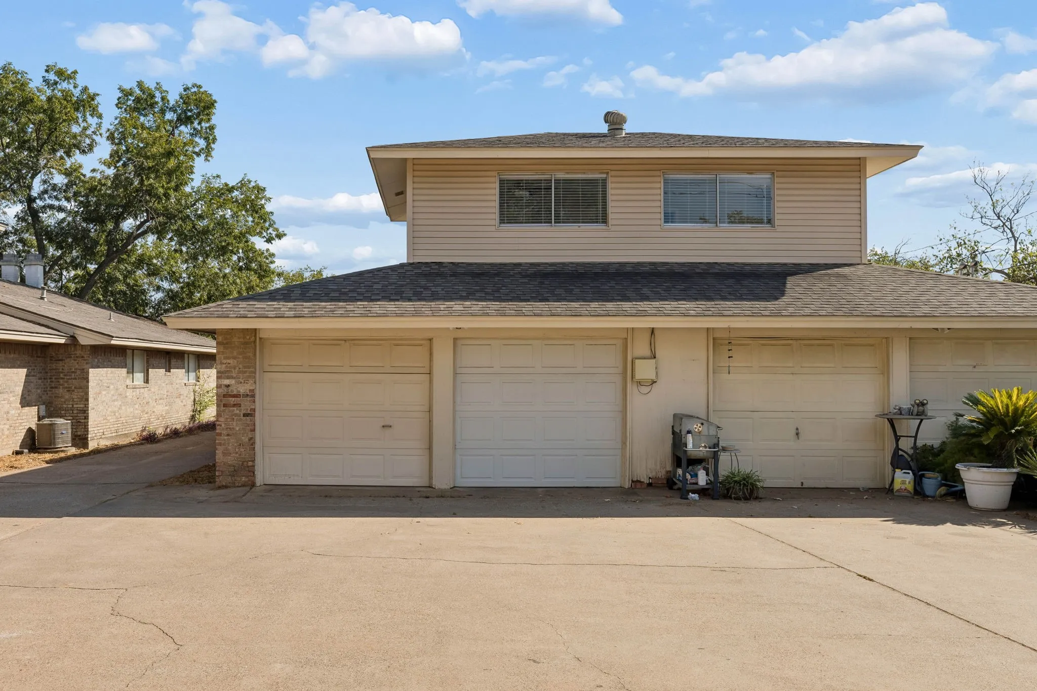Duplex For Rent in Dallas County , 2413 Woodoak Court, Irving, Texas 75060, 3 Bedroom, 3 Bathroom, 2 Garage spaces, 1,624 Sqft, built in 1971, mls#21393630, Real Estate Agent in Irving, Homes For Rent in Dallas county, Homes For Rent in Irving, Realtor in Irving Texas, Real Estate Brokerage Independent Realty Texas, Luminita Cordes Realtor