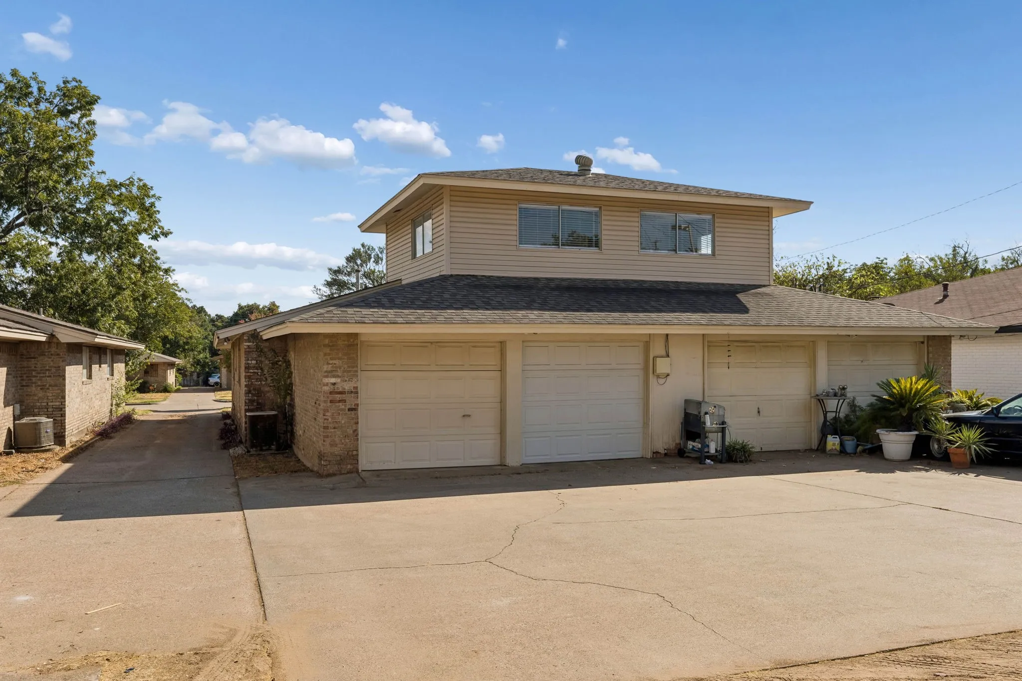 Duplex For Rent in Dallas County , 2413 Woodoak Court, Irving, Texas 75060, 3 Bedroom, 3 Bathroom, 2 Garage spaces, 1,624 Sqft, built in 1971, mls#21393630, Real Estate Agent in Irving, Homes For Rent in Dallas county, Homes For Rent in Irving, Realtor in Irving Texas, Real Estate Brokerage Independent Realty Texas, Luminita Cordes Realtor