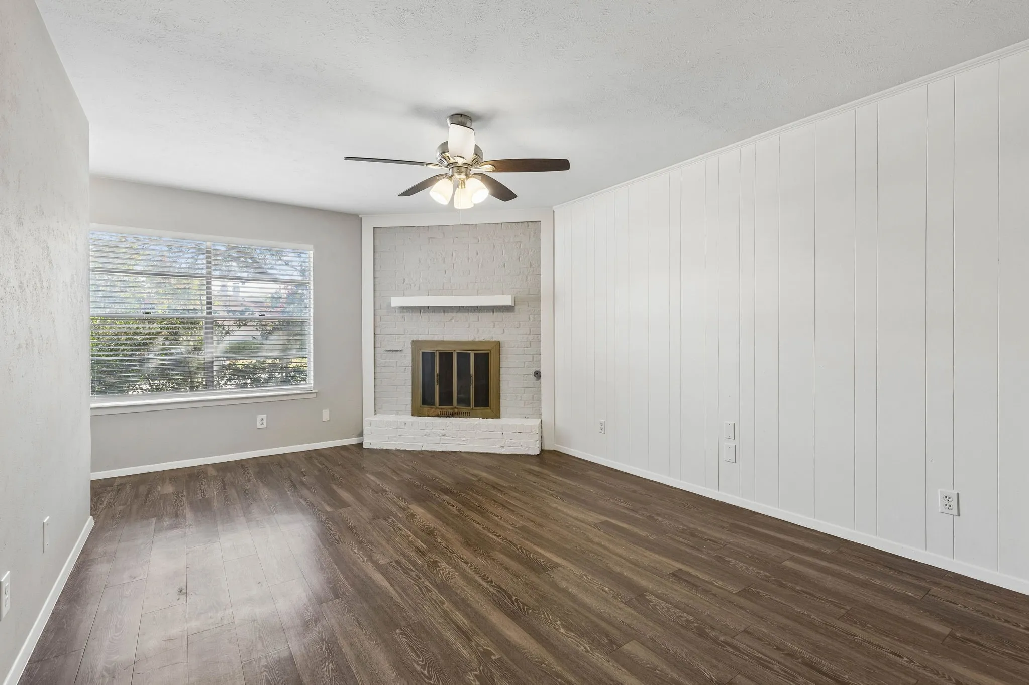 Duplex For Rent in Dallas County , 2413 Woodoak Court, Irving, Texas 75060, 3 Bedroom, 3 Bathroom, 2 Garage spaces, 1,624 Sqft, built in 1971, mls#21393630, Real Estate Agent in Irving, Homes For Rent in Dallas county, Homes For Rent in Irving, Realtor in Irving Texas, Real Estate Brokerage Independent Realty Texas, Luminita Cordes Realtor