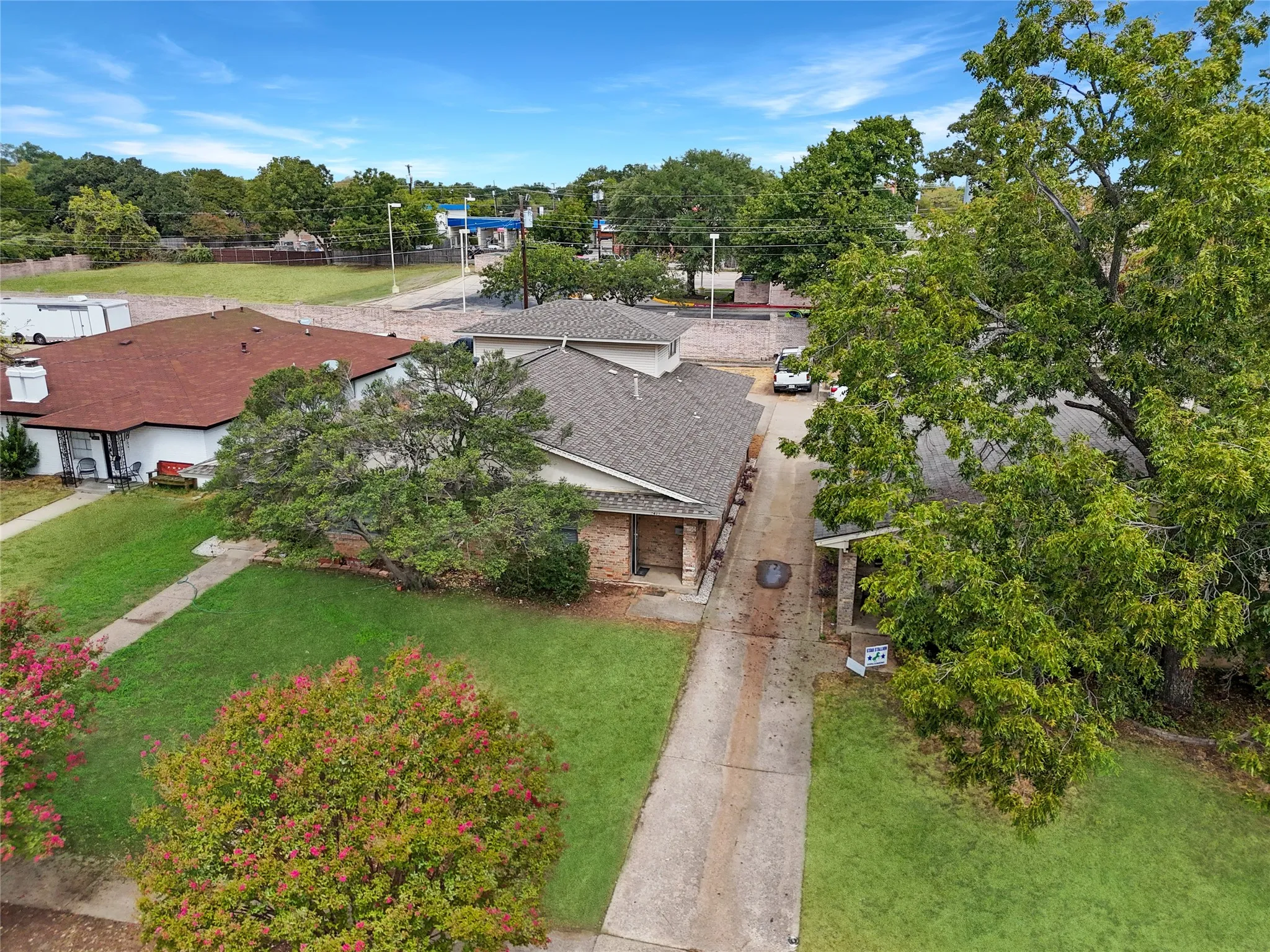 Duplex For Rent in Dallas County , 2413 Woodoak Court, Irving, Texas 75060, 3 Bedroom, 3 Bathroom, 2 Garage spaces, 1,624 Sqft, built in 1971, mls#21393630, Real Estate Agent in Irving, Homes For Rent in Dallas county, Homes For Rent in Irving, Realtor in Irving Texas, Real Estate Brokerage Independent Realty Texas, Luminita Cordes Realtor