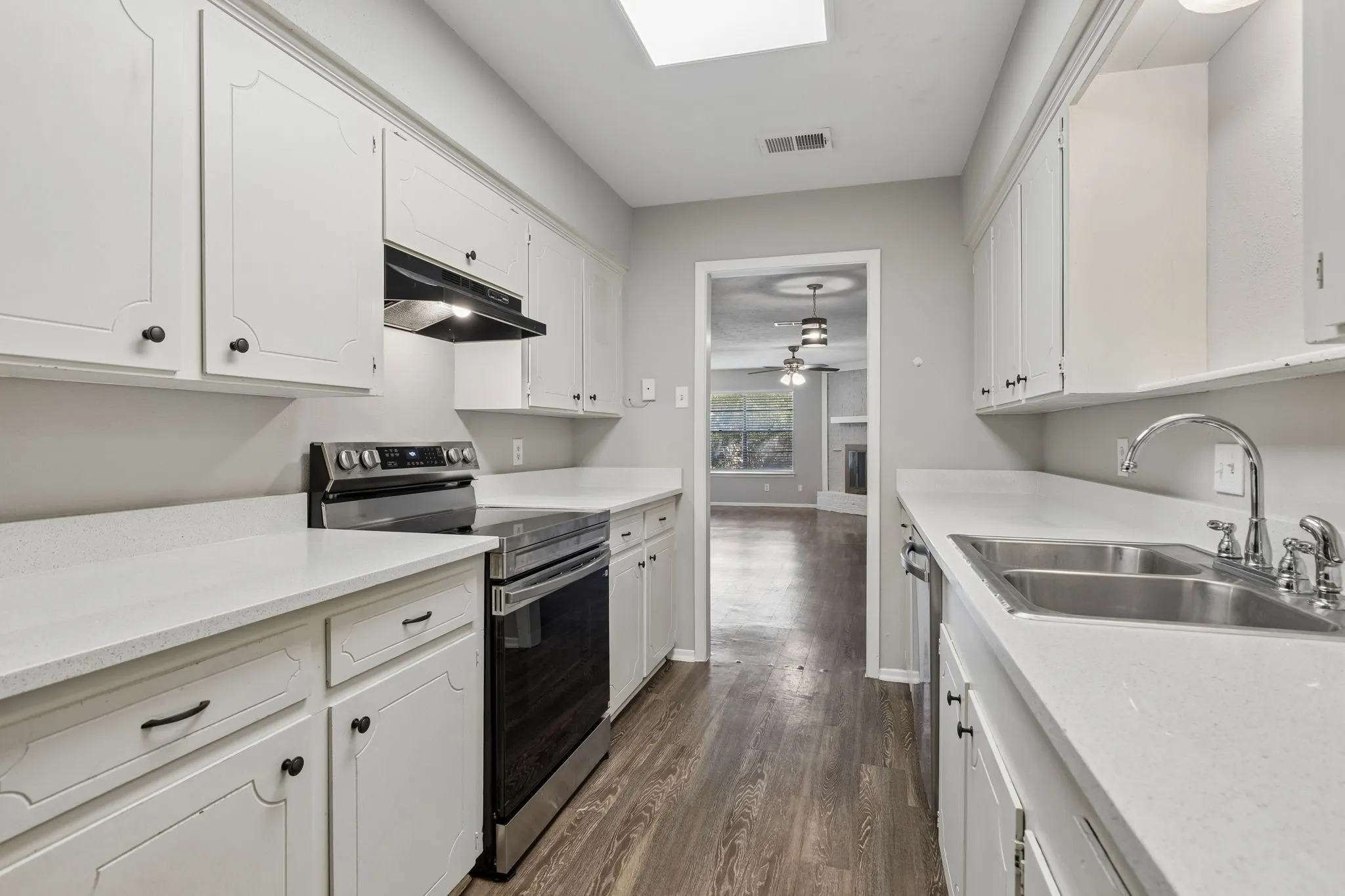 Duplex For Rent in Dallas County , 2413 Woodoak Court, Irving, Texas 75060, 3 Bedroom, 3 Bathroom, 2 Garage spaces, 1,624 Sqft, built in 1971, mls#21393630, Real Estate Agent in Irving, Homes For Rent in Dallas county, Homes For Rent in Irving, Realtor in Irving Texas, Real Estate Brokerage Independent Realty Texas, Luminita Cordes Realtor