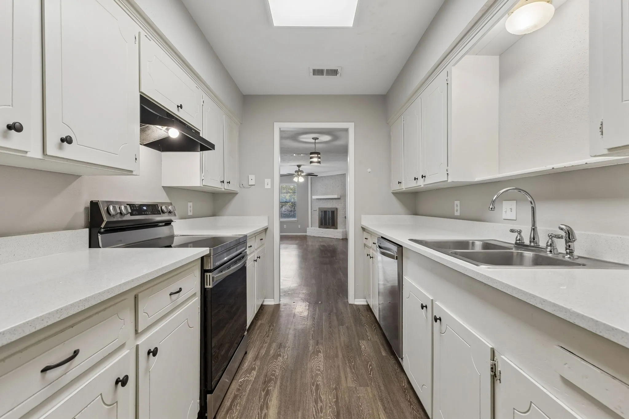 Duplex For Rent in Dallas County , 2413 Woodoak Court, Irving, Texas 75060, 3 Bedroom, 3 Bathroom, 2 Garage spaces, 1,624 Sqft, built in 1971, mls#21393630, Real Estate Agent in Irving, Homes For Rent in Dallas county, Homes For Rent in Irving, Realtor in Irving Texas, Real Estate Brokerage Independent Realty Texas, Luminita Cordes Realtor