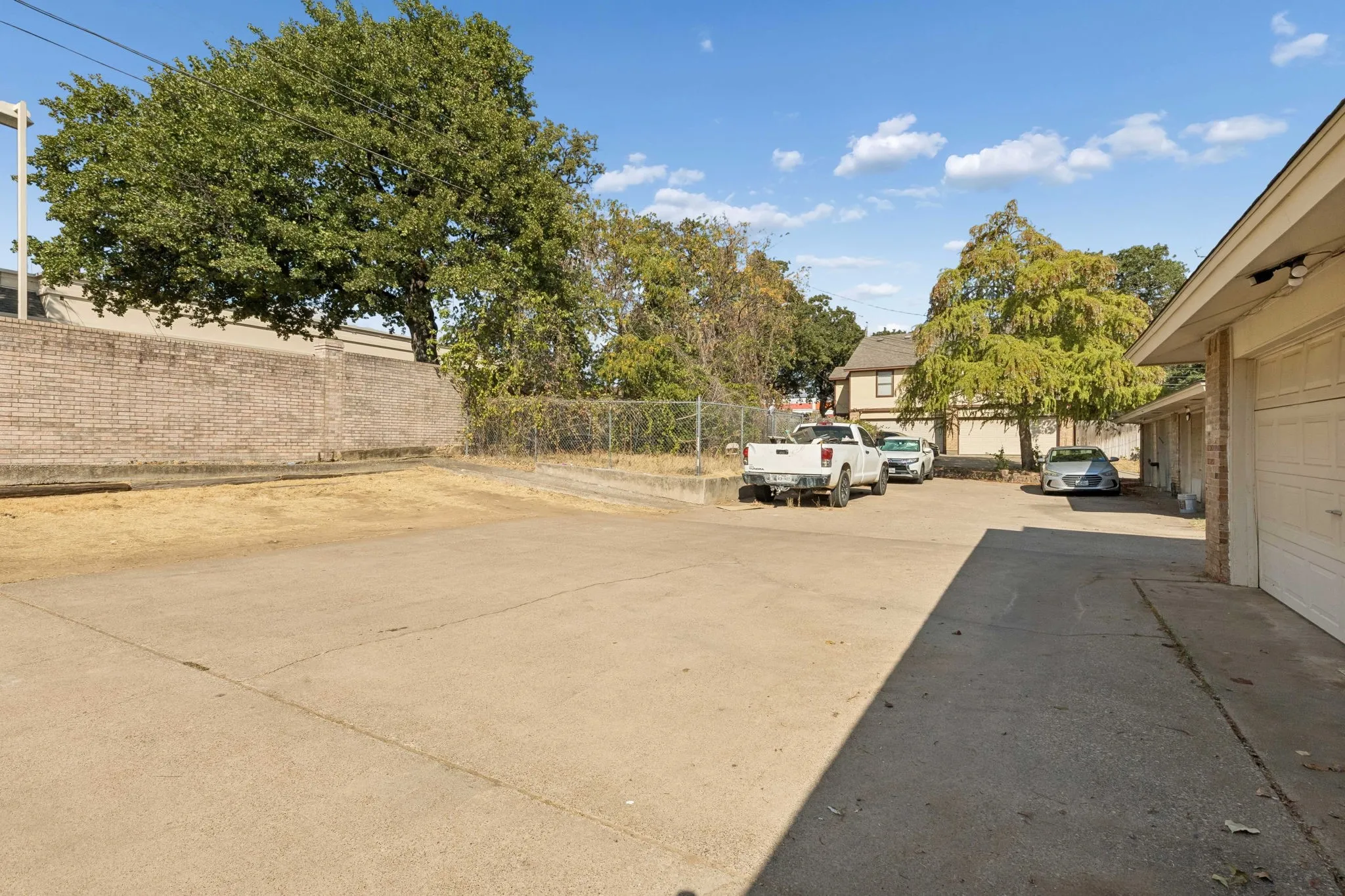 Duplex For Rent in Dallas County , 2413 Woodoak Court, Irving, Texas 75060, 3 Bedroom, 3 Bathroom, 2 Garage spaces, 1,624 Sqft, built in 1971, mls#21393630, Real Estate Agent in Irving, Homes For Rent in Dallas county, Homes For Rent in Irving, Realtor in Irving Texas, Real Estate Brokerage Independent Realty Texas, Luminita Cordes Realtor