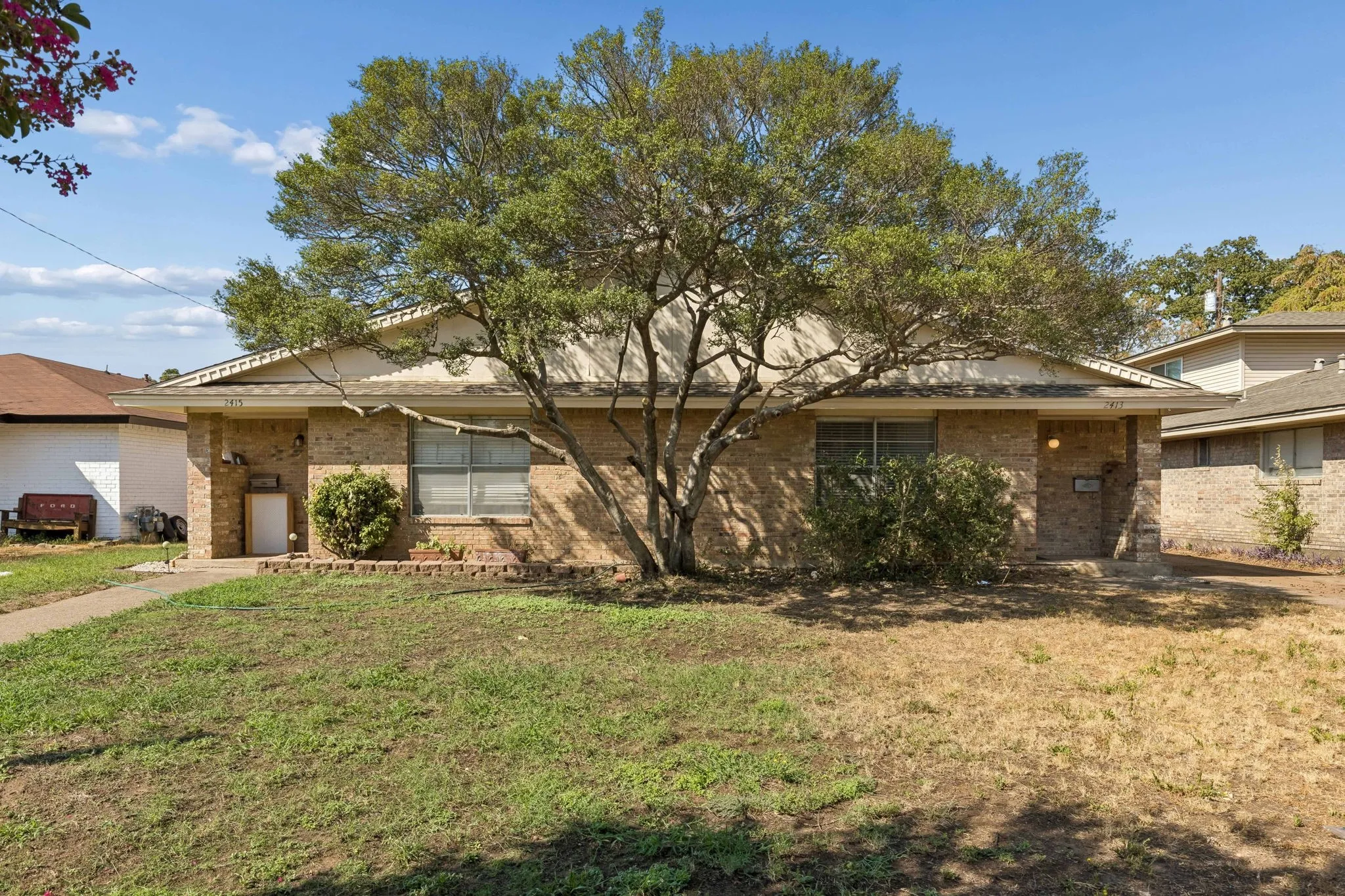 Duplex For Rent in Dallas County , 2413 Woodoak Court, Irving, Texas 75060, 3 Bedroom, 3 Bathroom, 2 Garage spaces, 1,624 Sqft, built in 1971, mls#21393630, Real Estate Agent in Irving, Homes For Rent in Dallas county, Homes For Rent in Irving, Realtor in Irving Texas, Real Estate Brokerage Independent Realty Texas, Luminita Cordes Realtor