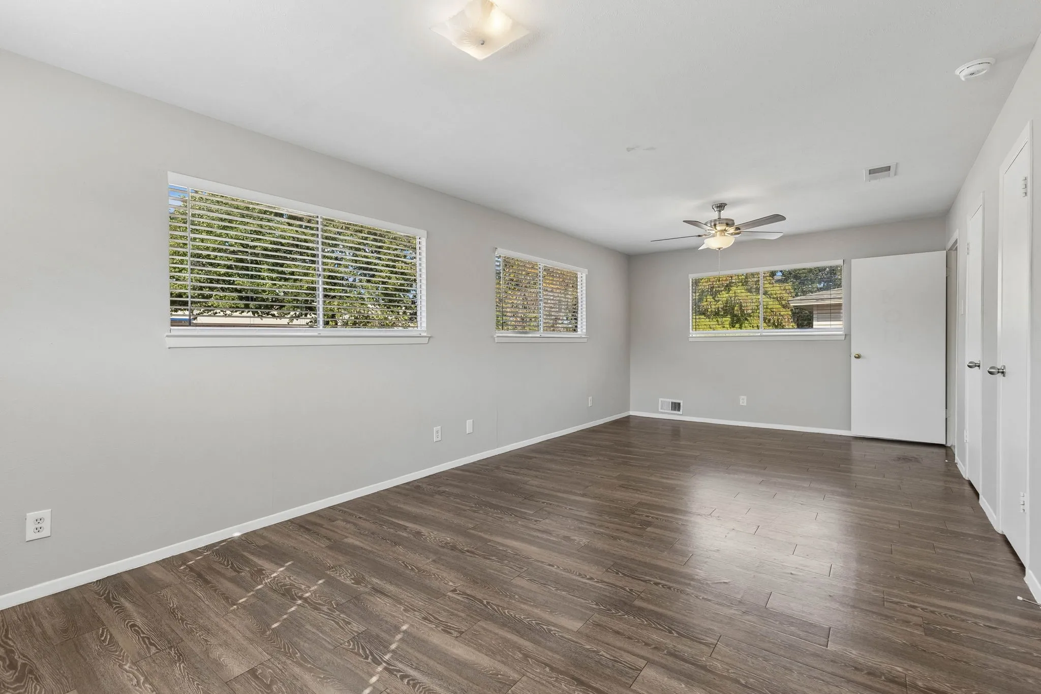 Duplex For Rent in Dallas County , 2413 Woodoak Court, Irving, Texas 75060, 3 Bedroom, 3 Bathroom, 2 Garage spaces, 1,624 Sqft, built in 1971, mls#21393630, Real Estate Agent in Irving, Homes For Rent in Dallas county, Homes For Rent in Irving, Realtor in Irving Texas, Real Estate Brokerage Independent Realty Texas, Luminita Cordes Realtor