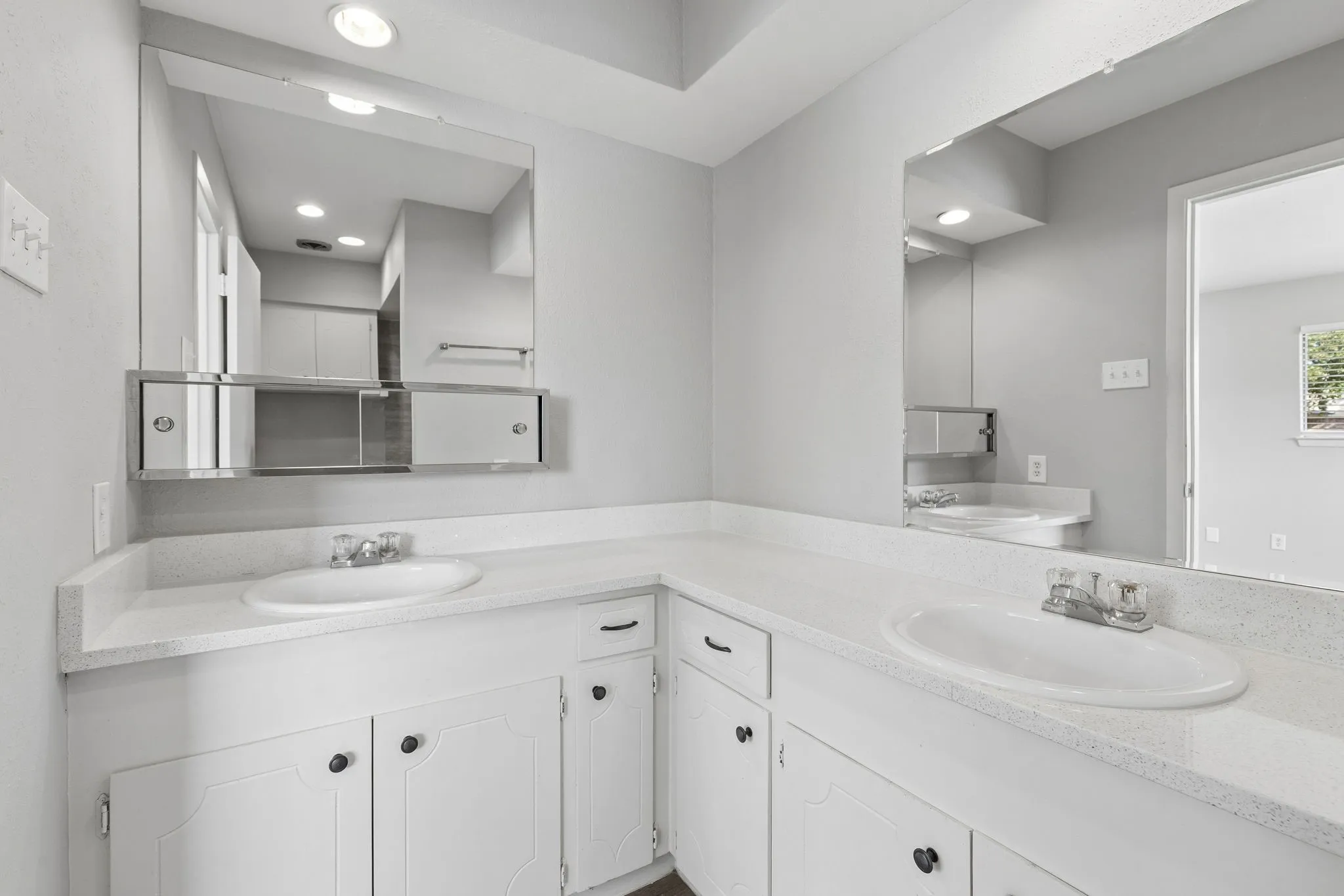 Duplex For Rent in Dallas County , 2413 Woodoak Court, Irving, Texas 75060, 3 Bedroom, 3 Bathroom, 2 Garage spaces, 1,624 Sqft, built in 1971, mls#21393630, Real Estate Agent in Irving, Homes For Rent in Dallas county, Homes For Rent in Irving, Realtor in Irving Texas, Real Estate Brokerage Independent Realty Texas, Luminita Cordes Realtor