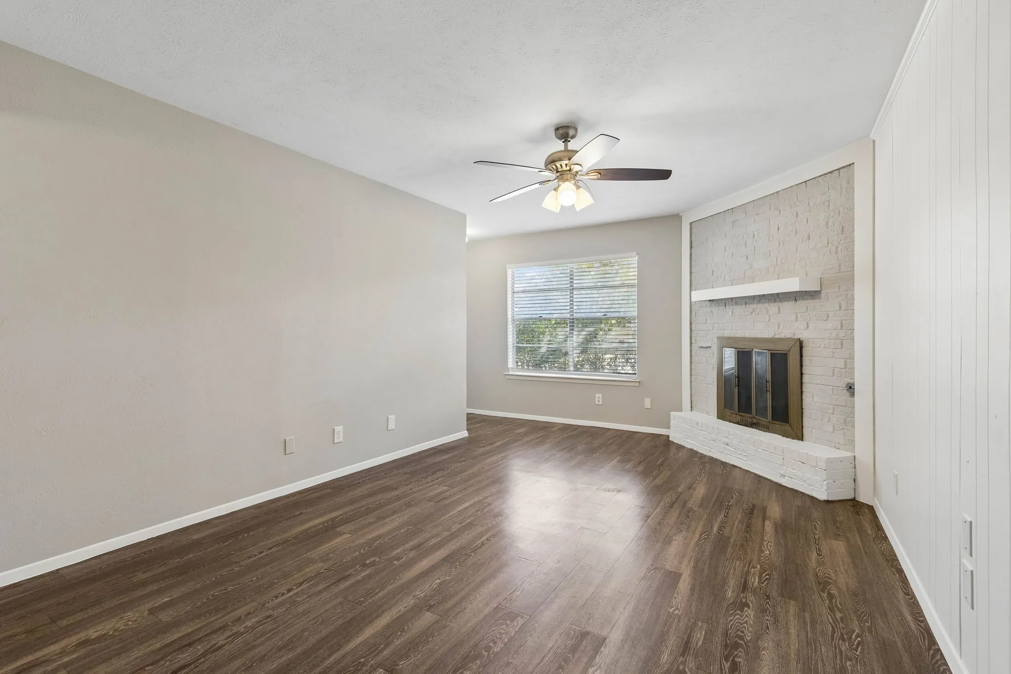 Duplex For Rent in Dallas County , 2413 Woodoak Court, Irving, Texas 75060, 3 Bedroom, 3 Bathroom, 2 Garage spaces, 1,624 Sqft, built in 1971, mls#21393630, Real Estate Agent in Irving, Homes For Rent in Dallas county, Homes For Rent in Irving, Realtor in Irving Texas, Real Estate Brokerage Independent Realty Texas, Luminita Cordes Realtor