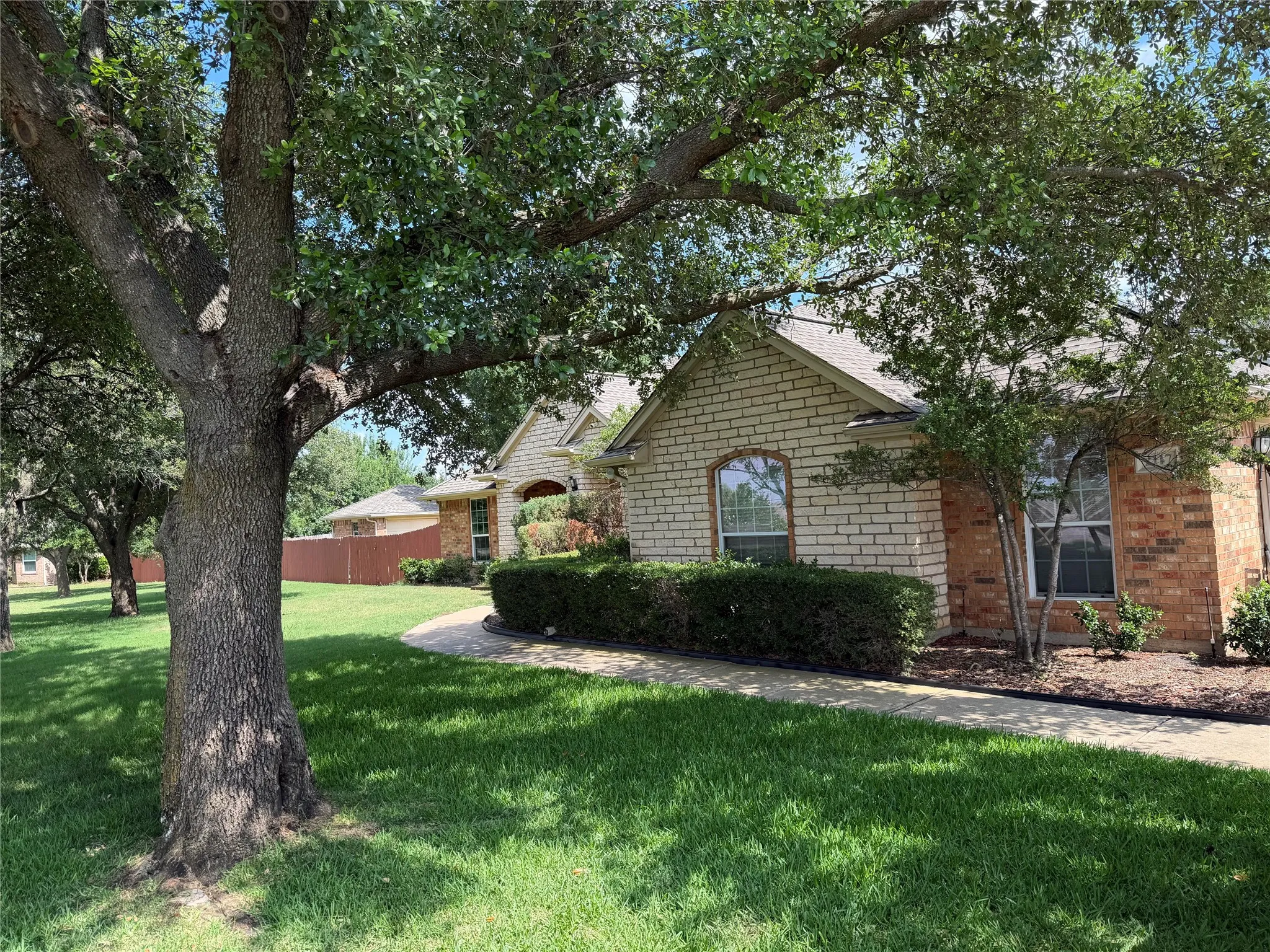 Single Family Residence For Sale in Tarrant County , 2117 Shorthorn Trail, Crowley, Texas 76036, 4 Bedroom, 3 Bathroom, 6 Garage spaces, 2,623 Sqft, built in 2002, mls#21407076, Real Estate Agent in Crowley, Homes For Sale in Tarrant county, Homes For Sale in Crowley, Realtor in Crowley Texas, Real Estate Brokerage Independent Realty Texas, Luminita Cordes Realtor