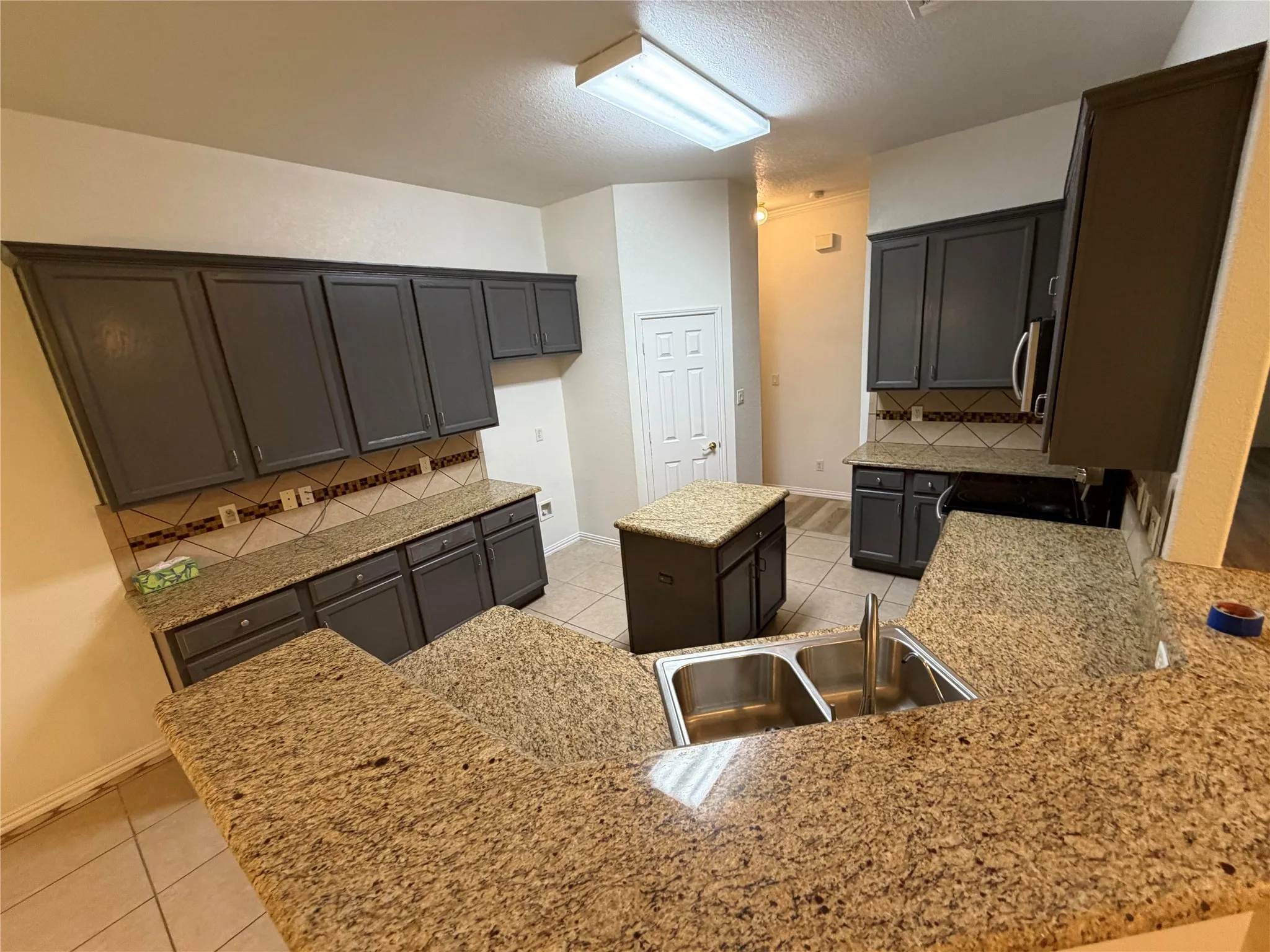 Single Family Residence For Sale in Tarrant County , 2117 Shorthorn Trail, Crowley, Texas 76036, 4 Bedroom, 3 Bathroom, 6 Garage spaces, 2,623 Sqft, built in 2002, mls#21407076, Real Estate Agent in Crowley, Homes For Sale in Tarrant county, Homes For Sale in Crowley, Realtor in Crowley Texas, Real Estate Brokerage Independent Realty Texas, Luminita Cordes Realtor
