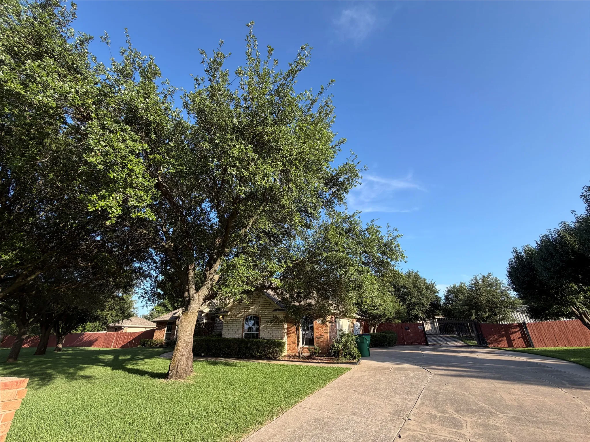 Single Family Residence For Sale in Tarrant County , 2117 Shorthorn Trail, Crowley, Texas 76036, 4 Bedroom, 3 Bathroom, 6 Garage spaces, 2,623 Sqft, built in 2002, mls#21407076, Real Estate Agent in Crowley, Homes For Sale in Tarrant county, Homes For Sale in Crowley, Realtor in Crowley Texas, Real Estate Brokerage Independent Realty Texas, Luminita Cordes Realtor