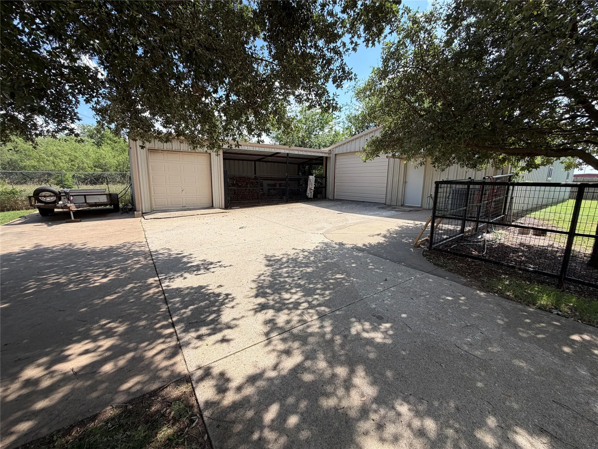 Single Family Residence For Sale in Tarrant County , 2117 Shorthorn Trail, Crowley, Texas 76036, 4 Bedroom, 3 Bathroom, 6 Garage spaces, 2,623 Sqft, built in 2002, mls#21407076, Real Estate Agent in Crowley, Homes For Sale in Tarrant county, Homes For Sale in Crowley, Realtor in Crowley Texas, Real Estate Brokerage Independent Realty Texas, Luminita Cordes Realtor
