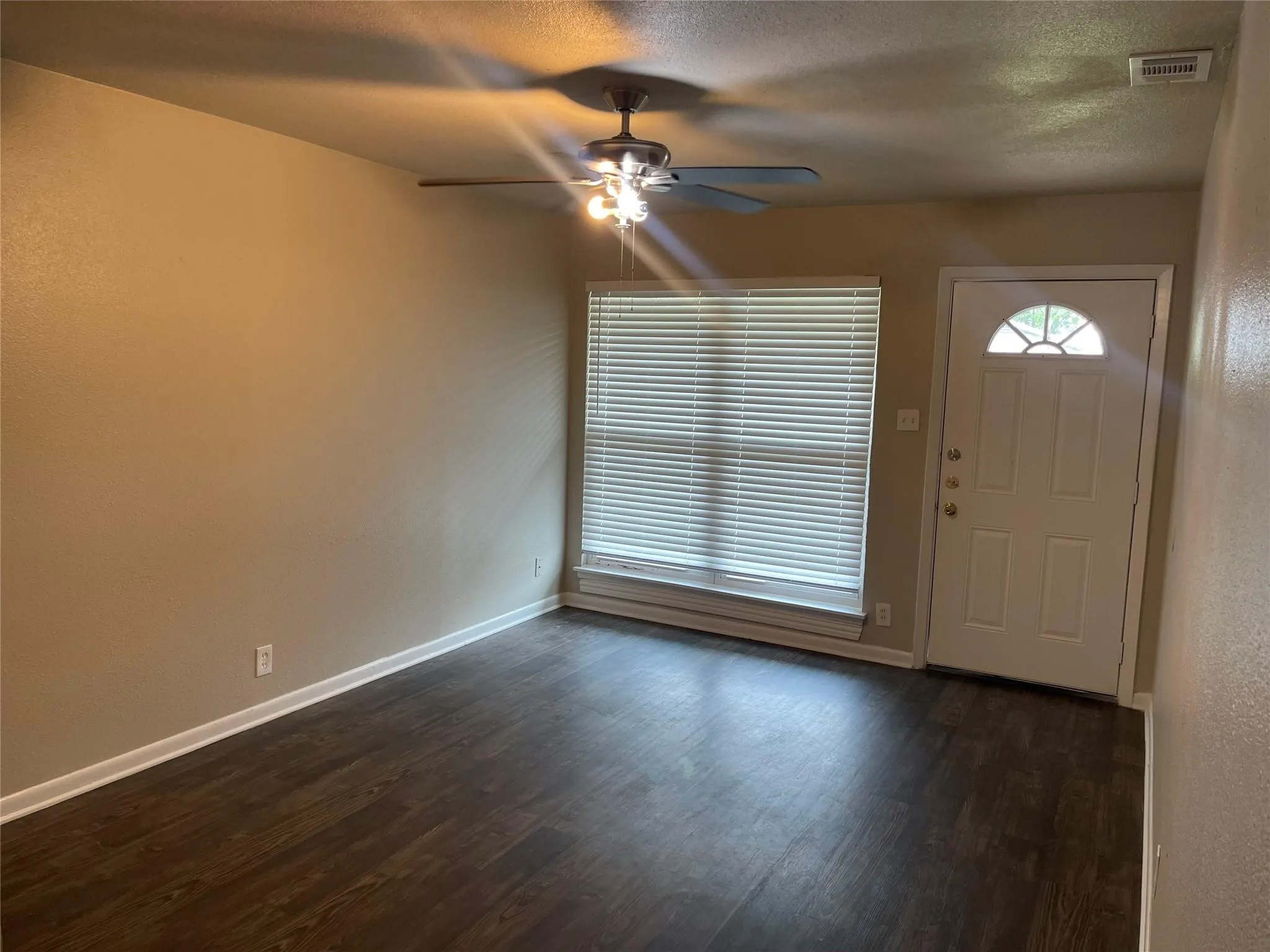 Single Family Residence For Rent in Denton County , 618 Rolling Ridge Drive, Lewisville, Texas 75067, 3 Bedroom, 1 Bathroom, Garage spaces, 1,136 Sqft, built in 1965, mls#21407083, Real Estate Agent in Lewisville, Homes For Rent in Denton county, Homes For Rent in Lewisville, Realtor in Lewisville Texas, Real Estate Brokerage Independent Realty Texas, Luminita Cordes Realtor