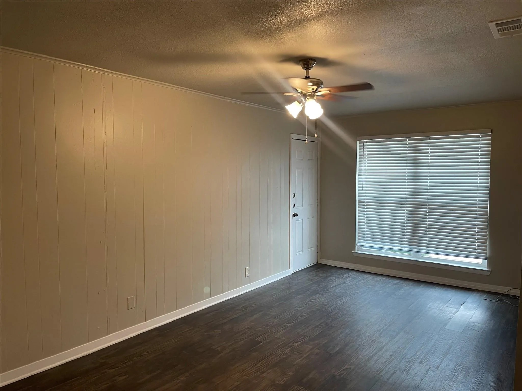 Single Family Residence For Rent in Denton County , 618 Rolling Ridge Drive, Lewisville, Texas 75067, 3 Bedroom, 1 Bathroom, Garage spaces, 1,136 Sqft, built in 1965, mls#21407083, Real Estate Agent in Lewisville, Homes For Rent in Denton county, Homes For Rent in Lewisville, Realtor in Lewisville Texas, Real Estate Brokerage Independent Realty Texas, Luminita Cordes Realtor