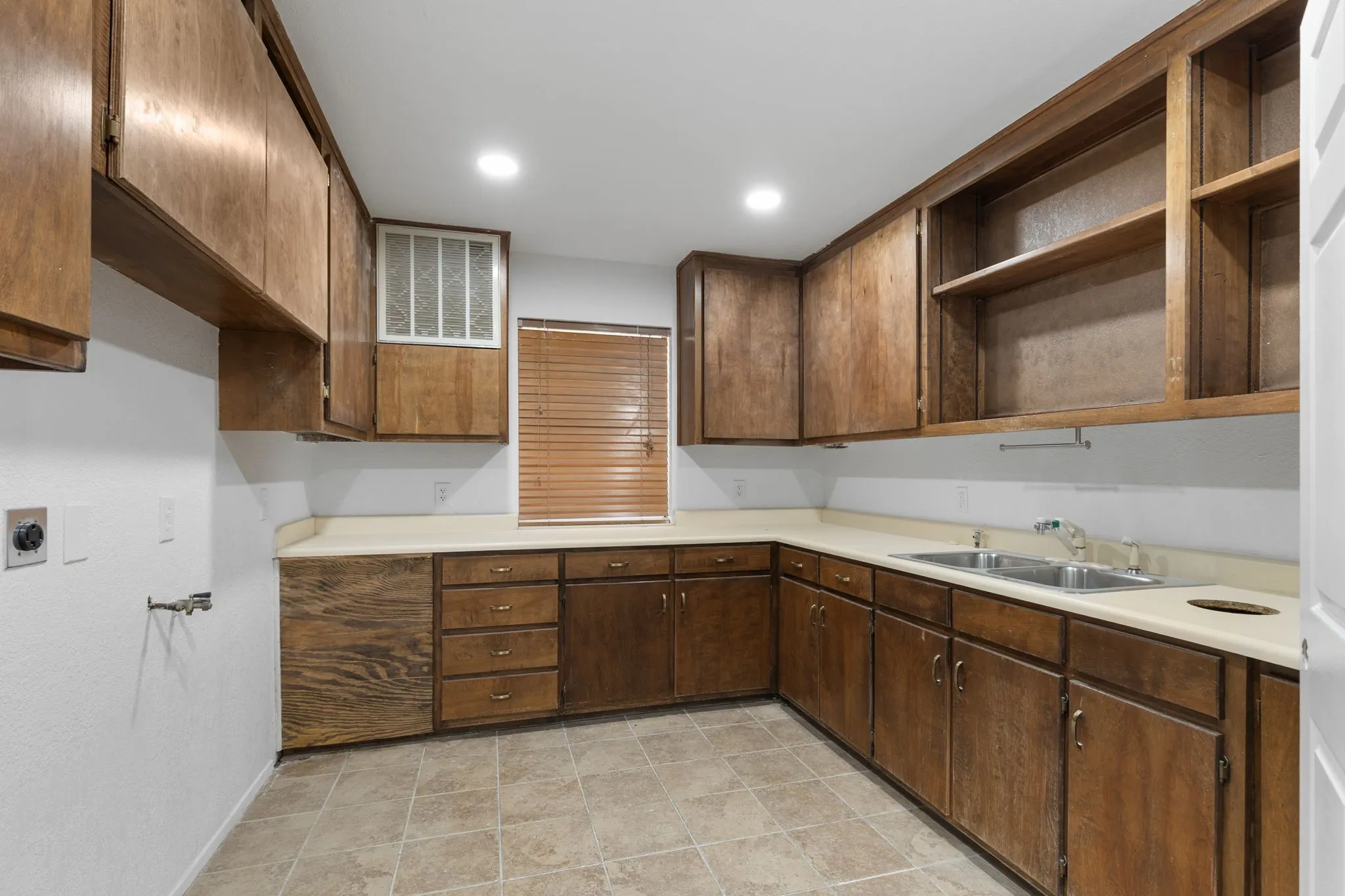 Office For Sale in Young County , 1317 East, Graham, Texas 76450, 0, 0, Garage spaces, 0 Sqft, built in 1983, mls#21407086, Real Estate Agent in Graham, Homes For Sale in Young county, Homes For Sale in Graham, Realtor in Graham Texas, Real Estate Brokerage Independent Realty Texas, Luminita Cordes Realtor