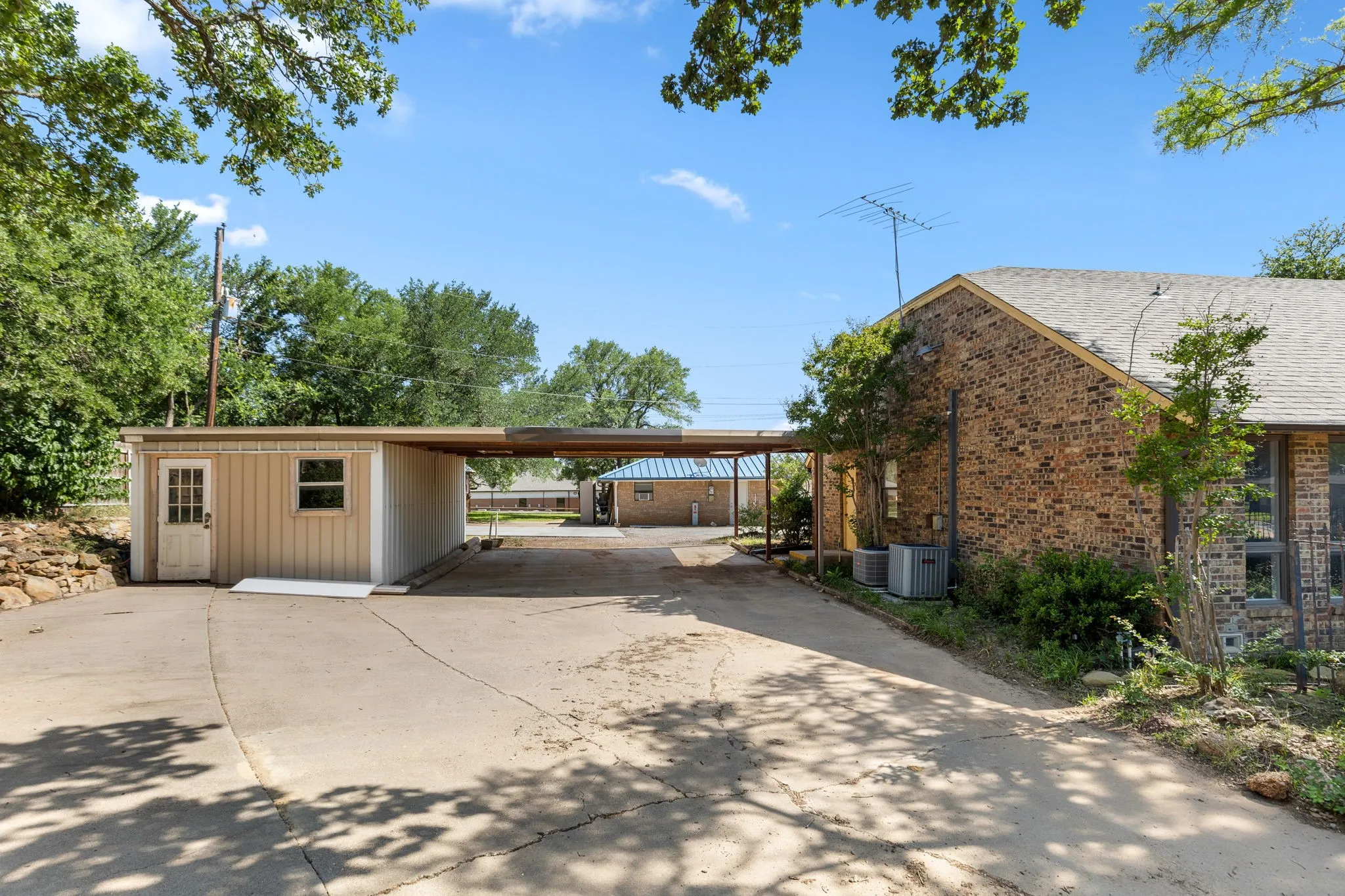Office For Sale in Young County , 1317 East, Graham, Texas 76450, 0, 0, Garage spaces, 0 Sqft, built in 1983, mls#21407086, Real Estate Agent in Graham, Homes For Sale in Young county, Homes For Sale in Graham, Realtor in Graham Texas, Real Estate Brokerage Independent Realty Texas, Luminita Cordes Realtor