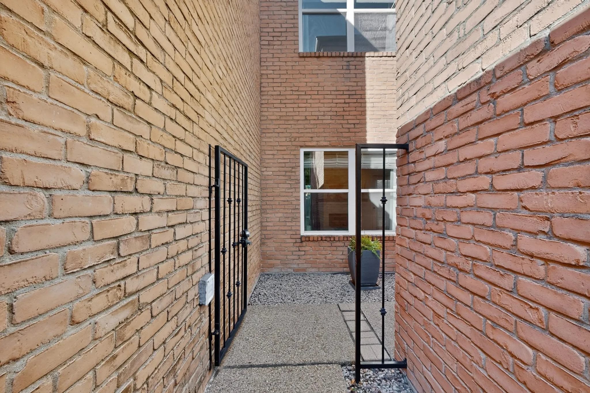 Townhouse For Sale in Collin County , 17335 Remington Park Place, Dallas, Texas 75252, 2 Bedroom, 3 Bathroom, 2 Garage spaces, 1,781 Sqft, built in 1984, mls#21406837, Real Estate Agent in Dallas, Homes For Sale in Collin county, Homes For Sale in Dallas, Realtor in Dallas Texas, Real Estate Brokerage Independent Realty Texas, Luminita Cordes Realtor