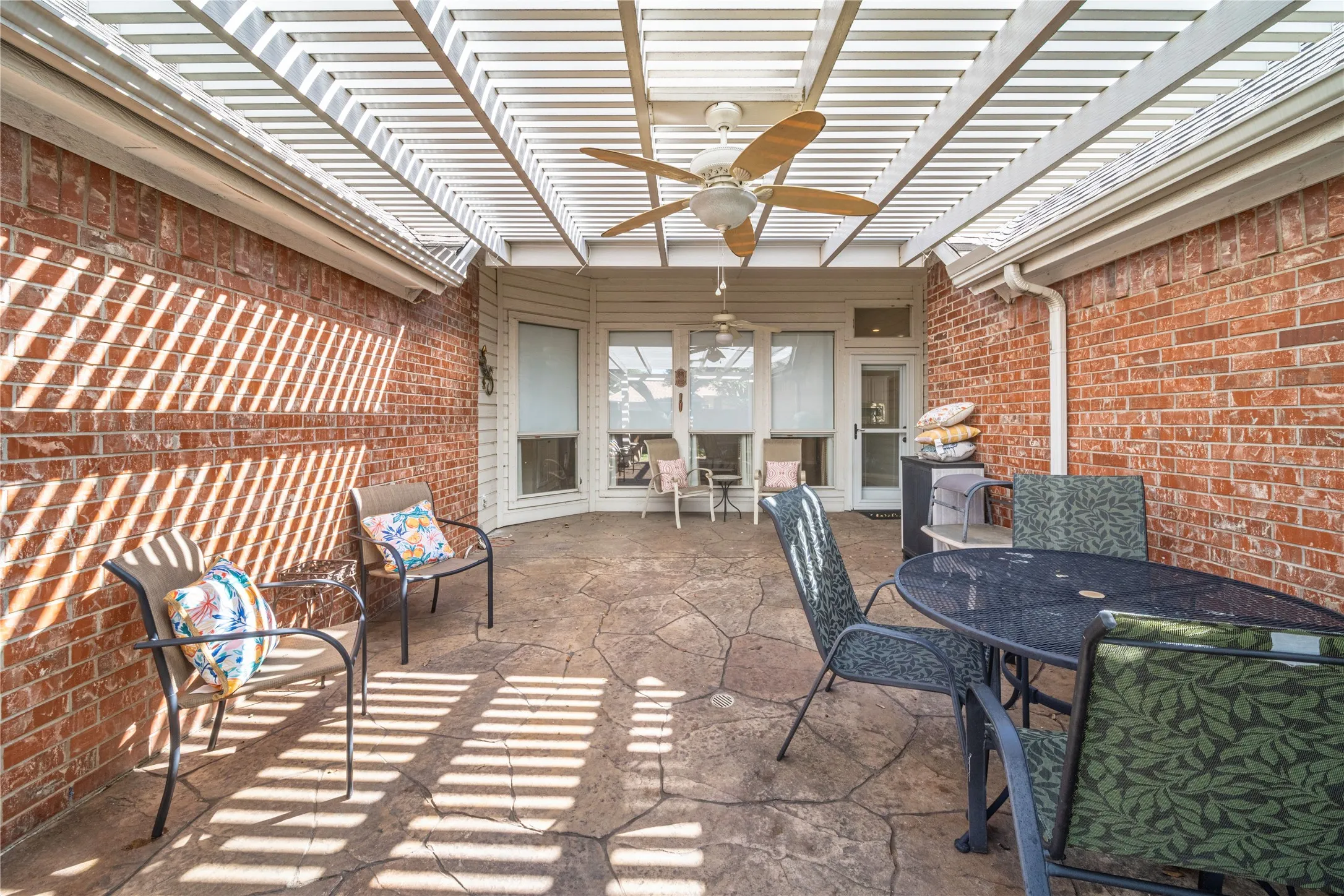 Single Family Residence For Rent in Denton County , 3505 Silverwood Drive, Carrollton, Texas 75007, 3 Bedroom, 2 Bathroom, 2 Garage spaces, 2,128 Sqft, built in 1998, mls#21407037, Real Estate Agent in Carrollton, Homes For Rent in Denton county, Homes For Rent in Carrollton, Realtor in Carrollton Texas, Real Estate Brokerage Independent Realty Texas, Luminita Cordes Realtor
