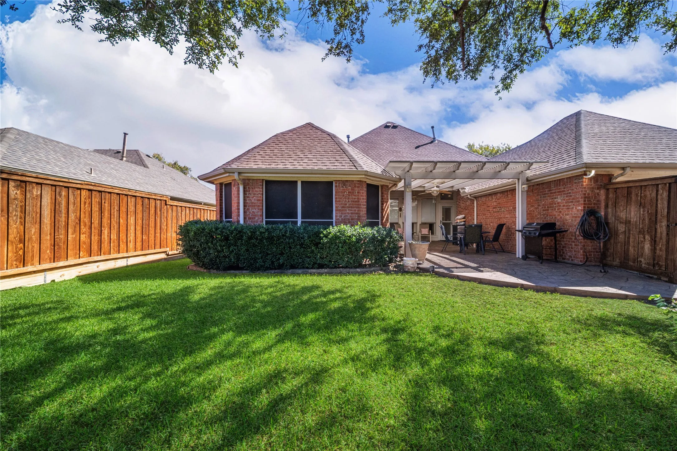 Single Family Residence For Rent in Denton County , 3505 Silverwood Drive, Carrollton, Texas 75007, 3 Bedroom, 2 Bathroom, 2 Garage spaces, 2,128 Sqft, built in 1998, mls#21407037, Real Estate Agent in Carrollton, Homes For Rent in Denton county, Homes For Rent in Carrollton, Realtor in Carrollton Texas, Real Estate Brokerage Independent Realty Texas, Luminita Cordes Realtor
