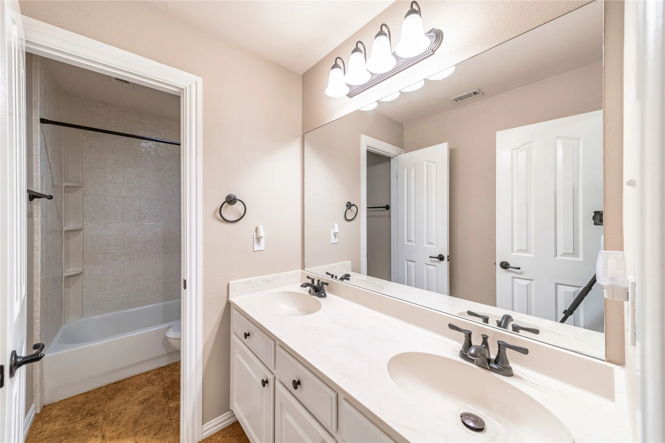 Single Family Residence For Rent in Denton County , 3505 Silverwood Drive, Carrollton, Texas 75007, 3 Bedroom, 2 Bathroom, 2 Garage spaces, 2,128 Sqft, built in 1998, mls#21407037, Real Estate Agent in Carrollton, Homes For Rent in Denton county, Homes For Rent in Carrollton, Realtor in Carrollton Texas, Real Estate Brokerage Independent Realty Texas, Luminita Cordes Realtor