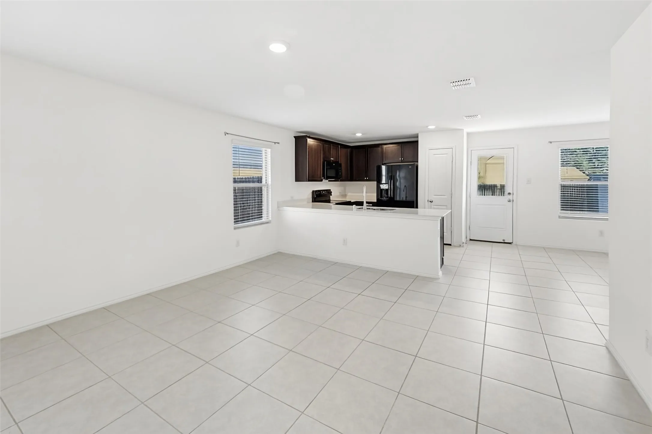 Single Family Residence For Rent in Tarrant County , 1380 Beach Drive, Pelican Bay, Texas 76020, 3 Bedroom, 2 Bathroom, 2 Garage spaces, 1,305 Sqft, built in 2022, mls#21407114, Real Estate Agent in Pelican Bay, Homes For Rent in Tarrant county, Homes For Rent in Pelican Bay, Realtor in Pelican Bay Texas, Real Estate Brokerage Independent Realty Texas, Luminita Cordes Realtor