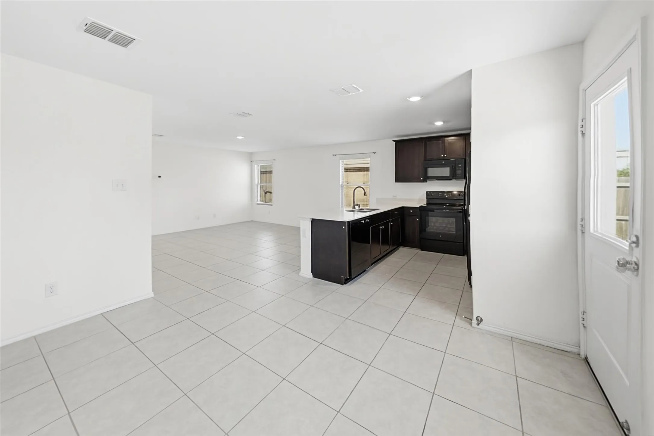 Single Family Residence For Rent in Tarrant County , 1380 Beach Drive, Pelican Bay, Texas 76020, 3 Bedroom, 2 Bathroom, 2 Garage spaces, 1,305 Sqft, built in 2022, mls#21407114, Real Estate Agent in Pelican Bay, Homes For Rent in Tarrant county, Homes For Rent in Pelican Bay, Realtor in Pelican Bay Texas, Real Estate Brokerage Independent Realty Texas, Luminita Cordes Realtor