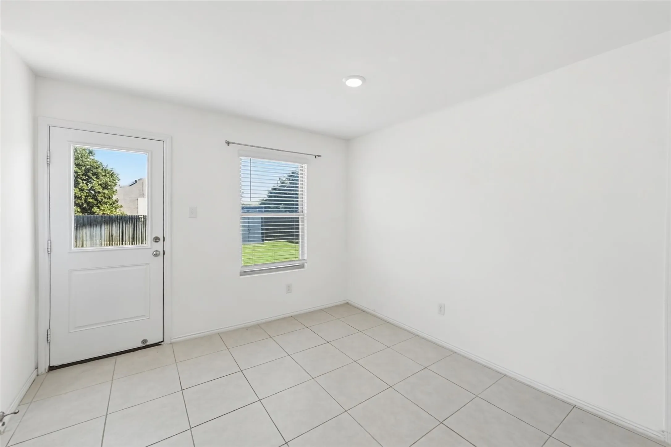Single Family Residence For Rent in Tarrant County , 1380 Beach Drive, Pelican Bay, Texas 76020, 3 Bedroom, 2 Bathroom, 2 Garage spaces, 1,305 Sqft, built in 2022, mls#21407114, Real Estate Agent in Pelican Bay, Homes For Rent in Tarrant county, Homes For Rent in Pelican Bay, Realtor in Pelican Bay Texas, Real Estate Brokerage Independent Realty Texas, Luminita Cordes Realtor