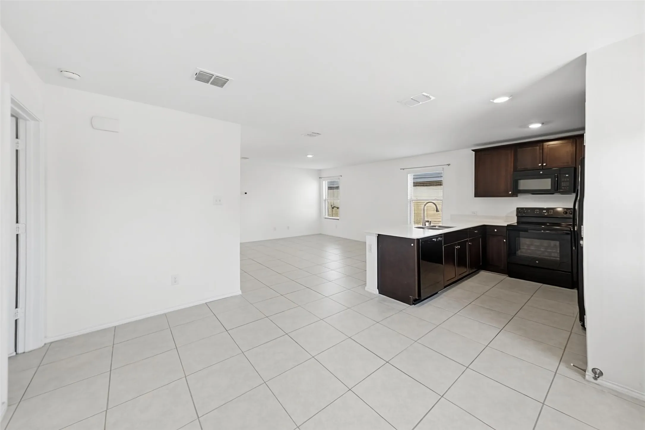 Single Family Residence For Rent in Tarrant County , 1380 Beach Drive, Pelican Bay, Texas 76020, 3 Bedroom, 2 Bathroom, 2 Garage spaces, 1,305 Sqft, built in 2022, mls#21407114, Real Estate Agent in Pelican Bay, Homes For Rent in Tarrant county, Homes For Rent in Pelican Bay, Realtor in Pelican Bay Texas, Real Estate Brokerage Independent Realty Texas, Luminita Cordes Realtor