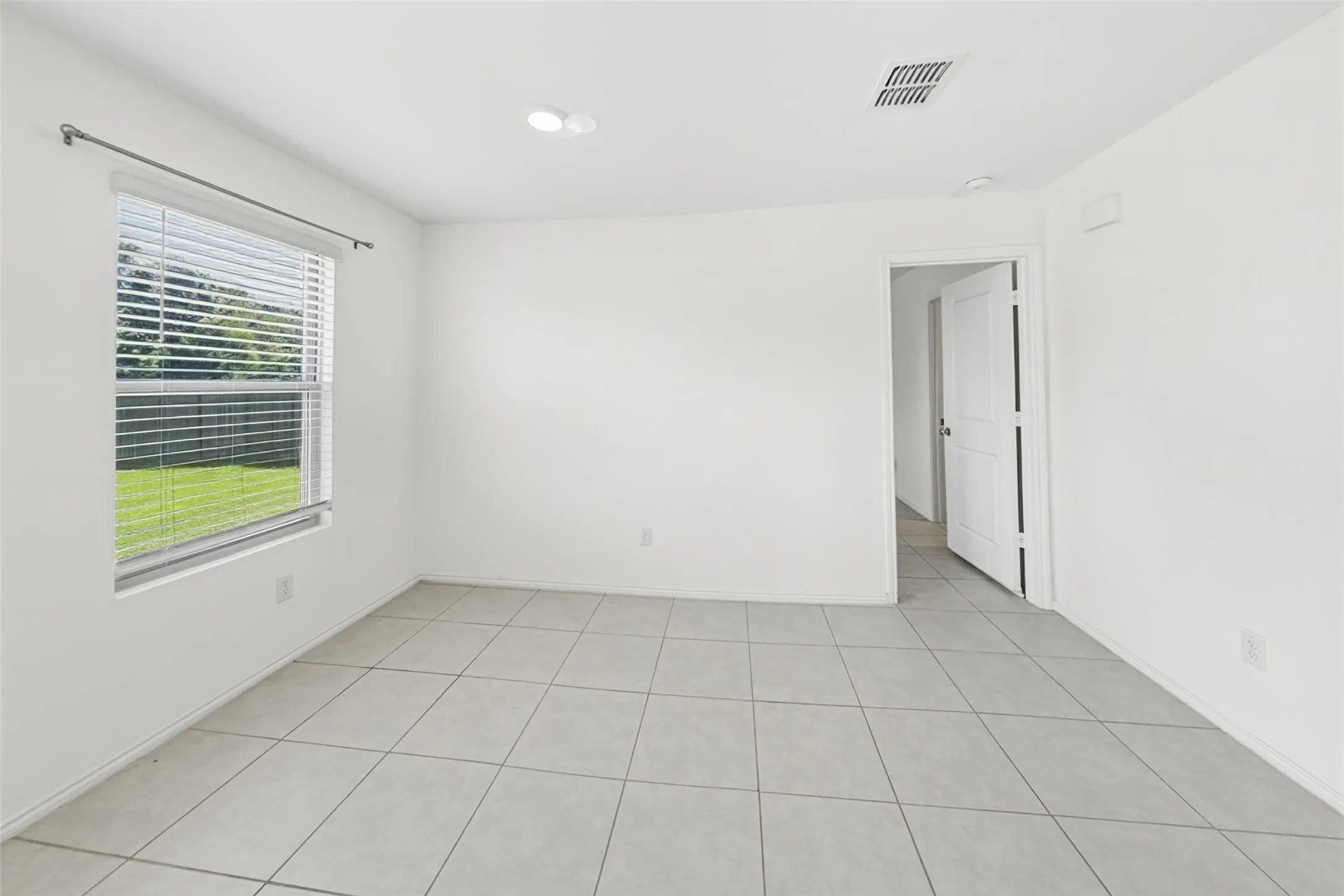 Single Family Residence For Rent in Tarrant County , 1380 Beach Drive, Pelican Bay, Texas 76020, 3 Bedroom, 2 Bathroom, 2 Garage spaces, 1,305 Sqft, built in 2022, mls#21407114, Real Estate Agent in Pelican Bay, Homes For Rent in Tarrant county, Homes For Rent in Pelican Bay, Realtor in Pelican Bay Texas, Real Estate Brokerage Independent Realty Texas, Luminita Cordes Realtor